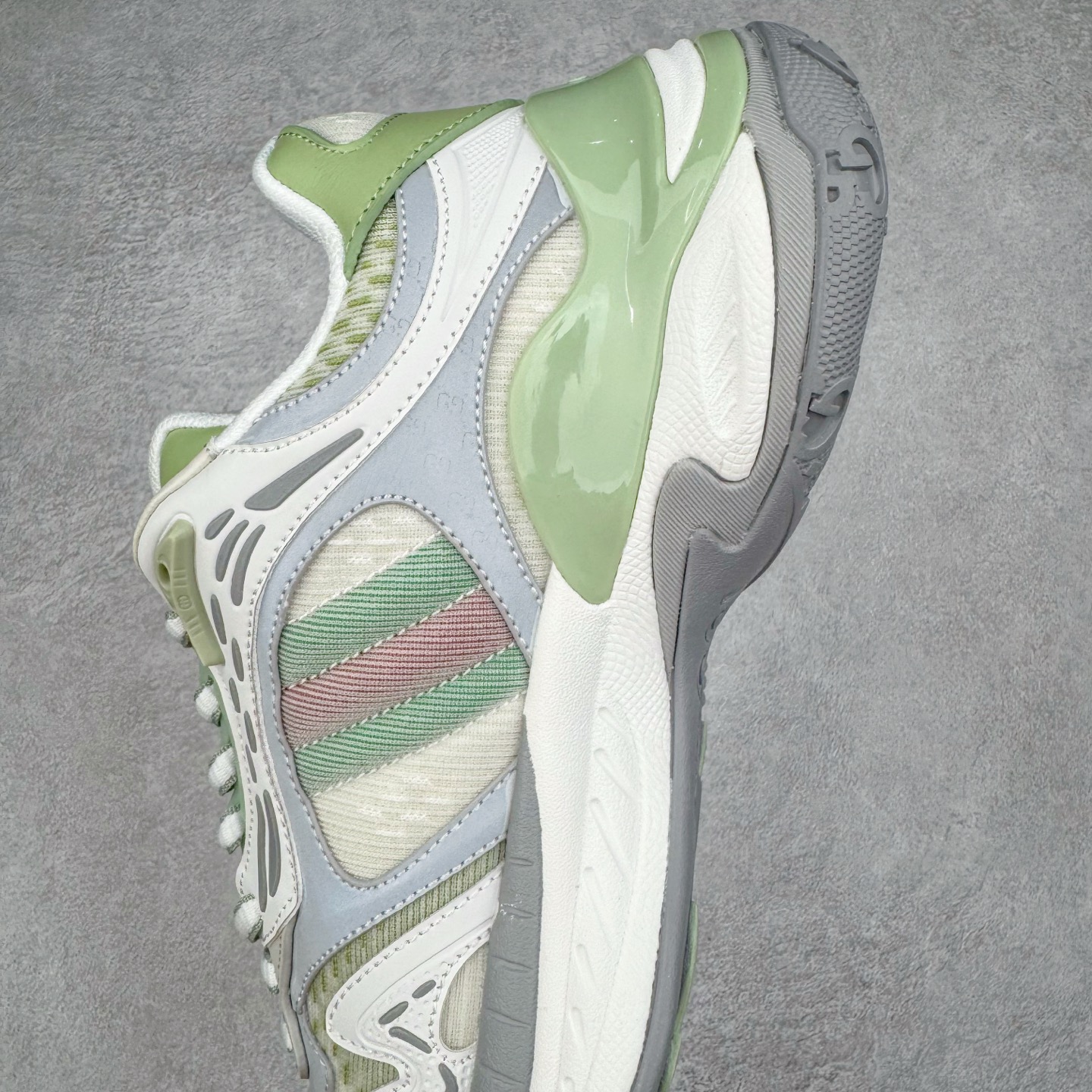 GUCCI古驰 2.0 低筒 网布皮革 复古 圆头抽绳  生活休闲鞋 男款 女款 灰白色 绿色 816489 FAD5T 8756