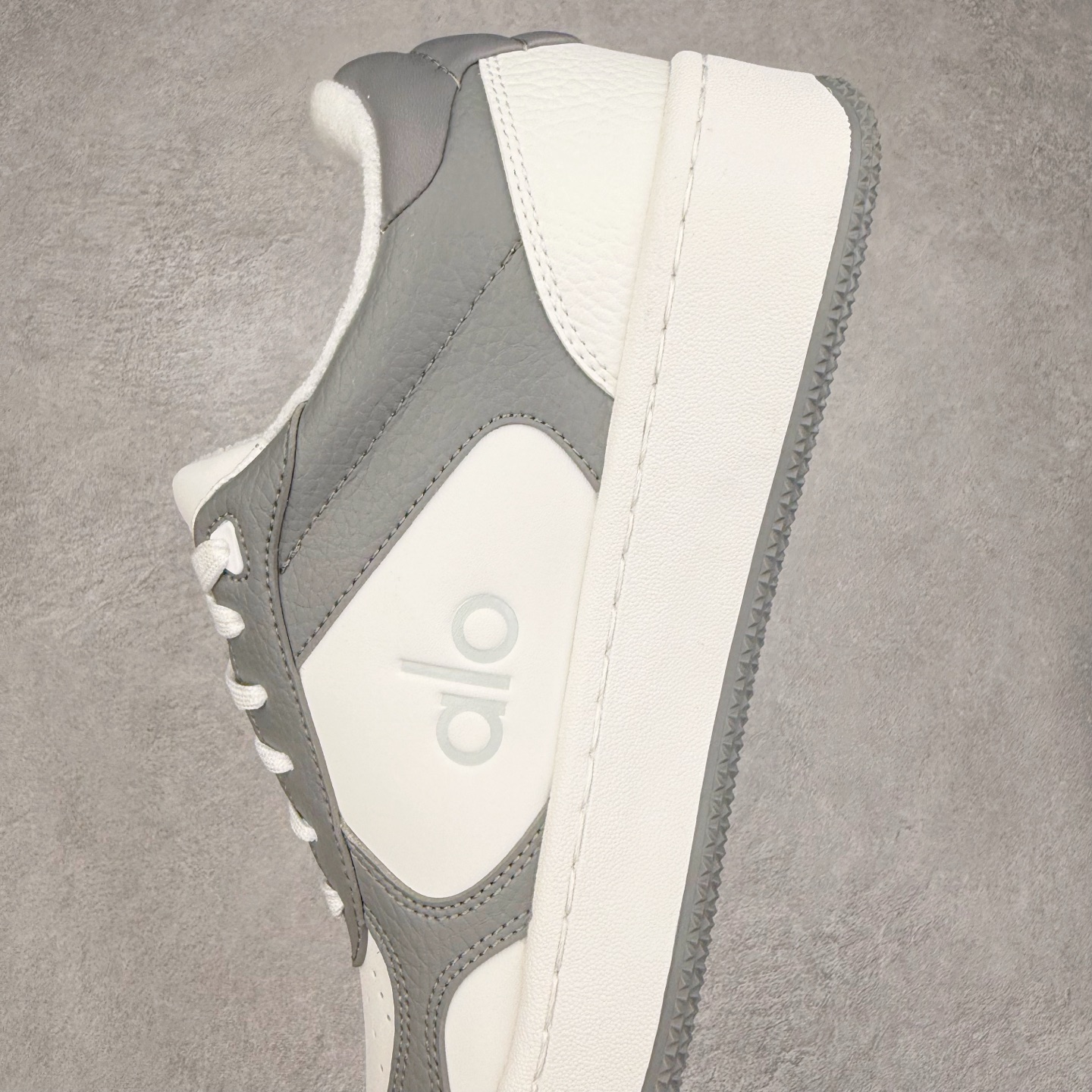 alo yoga Recovery Mode 低筒 舒适简约 防滑耐磨 板鞋 男女同款 波鞋 白灰 A0685U-Grey/White