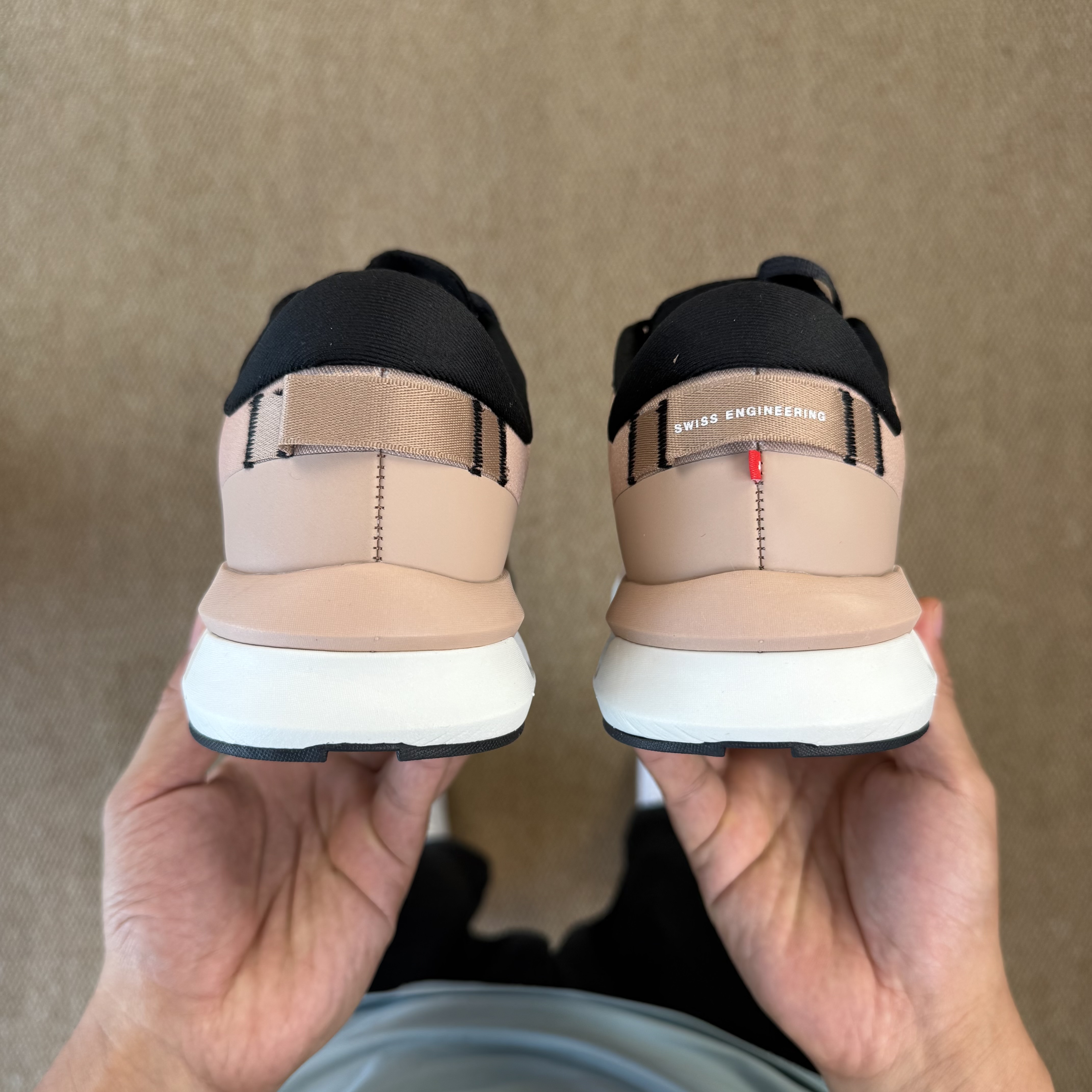 0n昂跑 Cloudzone 低筒 时尚舒适防滑耐磨  波鞋 跑步鞋 女款 男款 棕色B0 3WF10073296