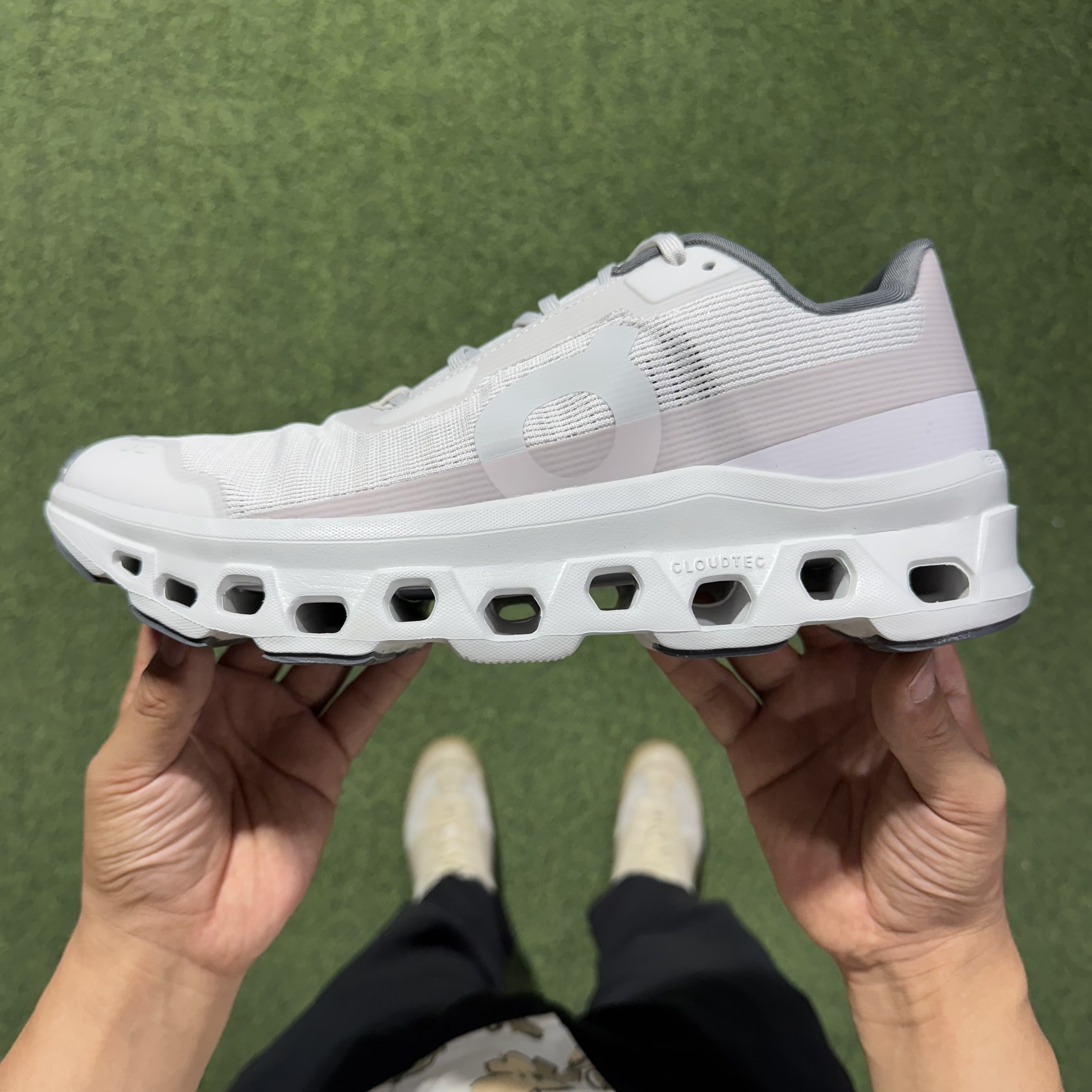 On昂跑  Cloudmonster Void atmos 1 M 低筒 时尚舒适防滑耐磨  波鞋 跑步鞋 女款男款  白色 3WF10493045