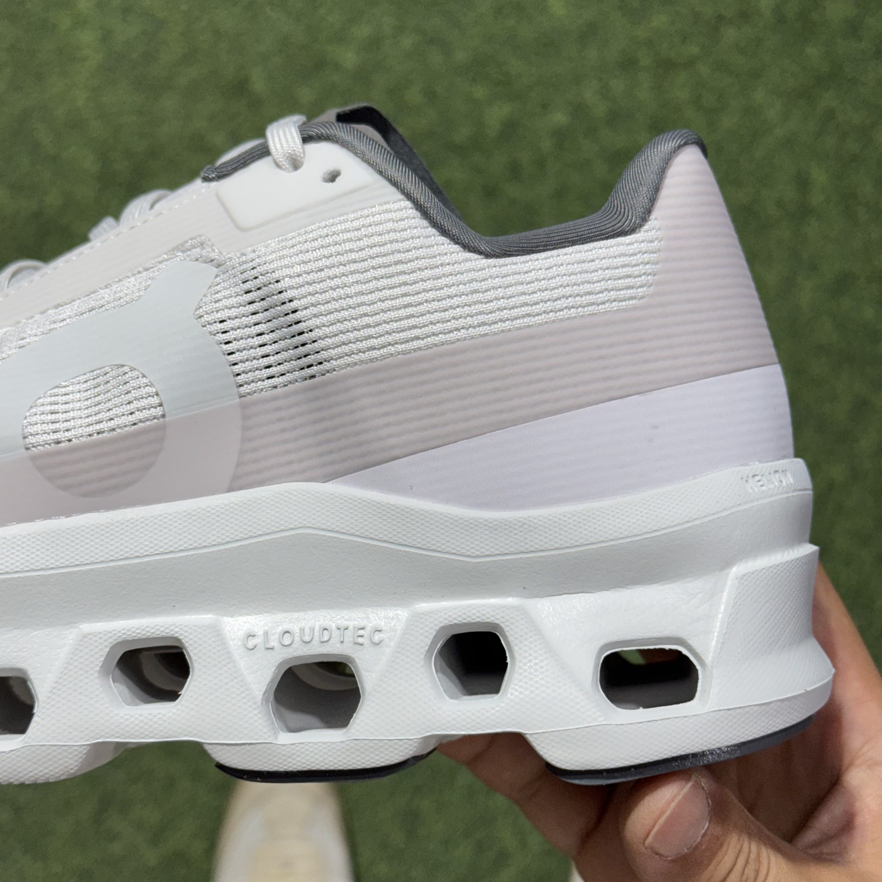 On昂跑  Cloudmonster Void atmos 1 M 低筒 时尚舒适防滑耐磨  波鞋 跑步鞋 女款男款  白色 3WF10493045