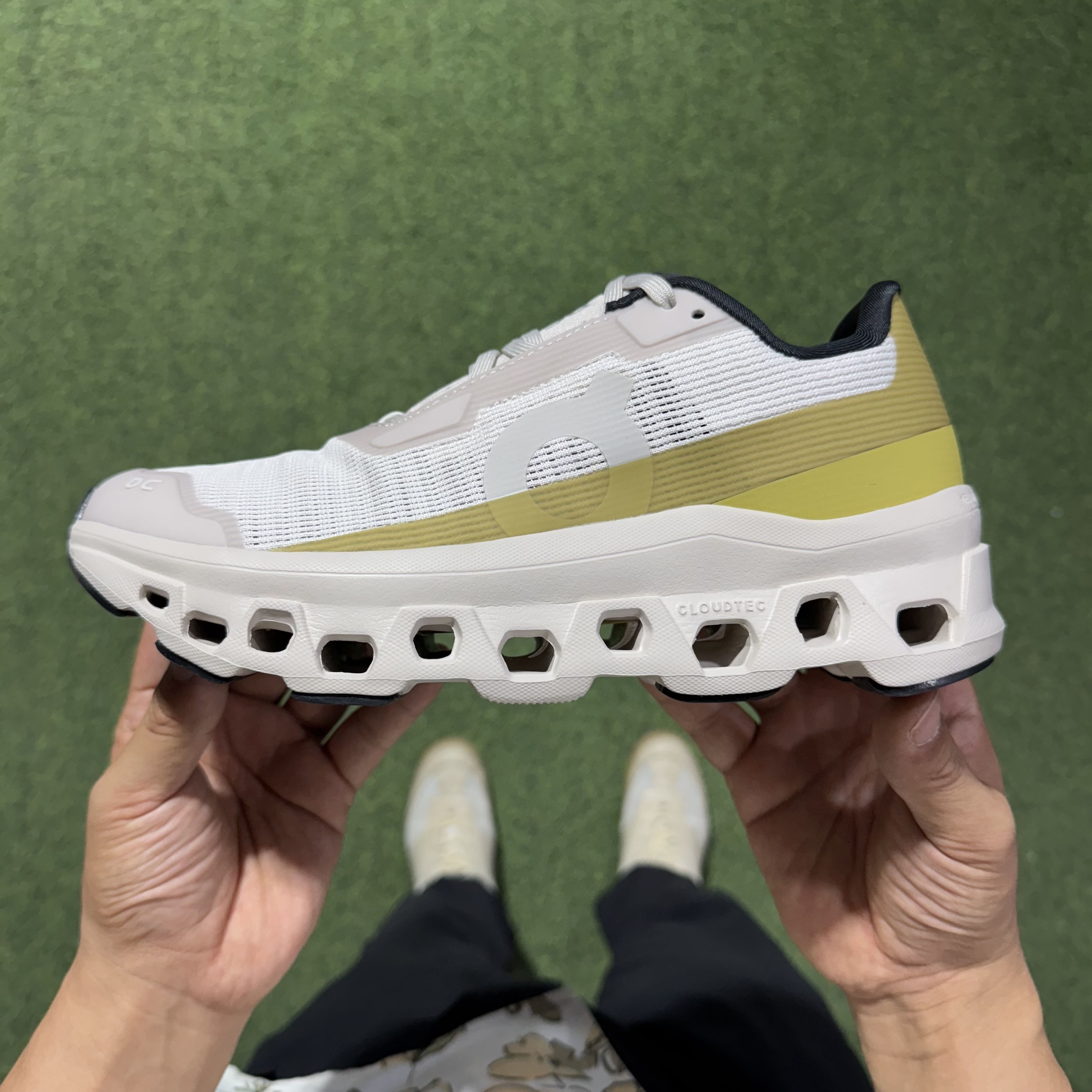 On昂跑  Cloudmonster Void atmos 1 M 低筒 时尚舒适防滑耐磨  波鞋 跑步鞋 女款男款  米绿色 3MF10673352