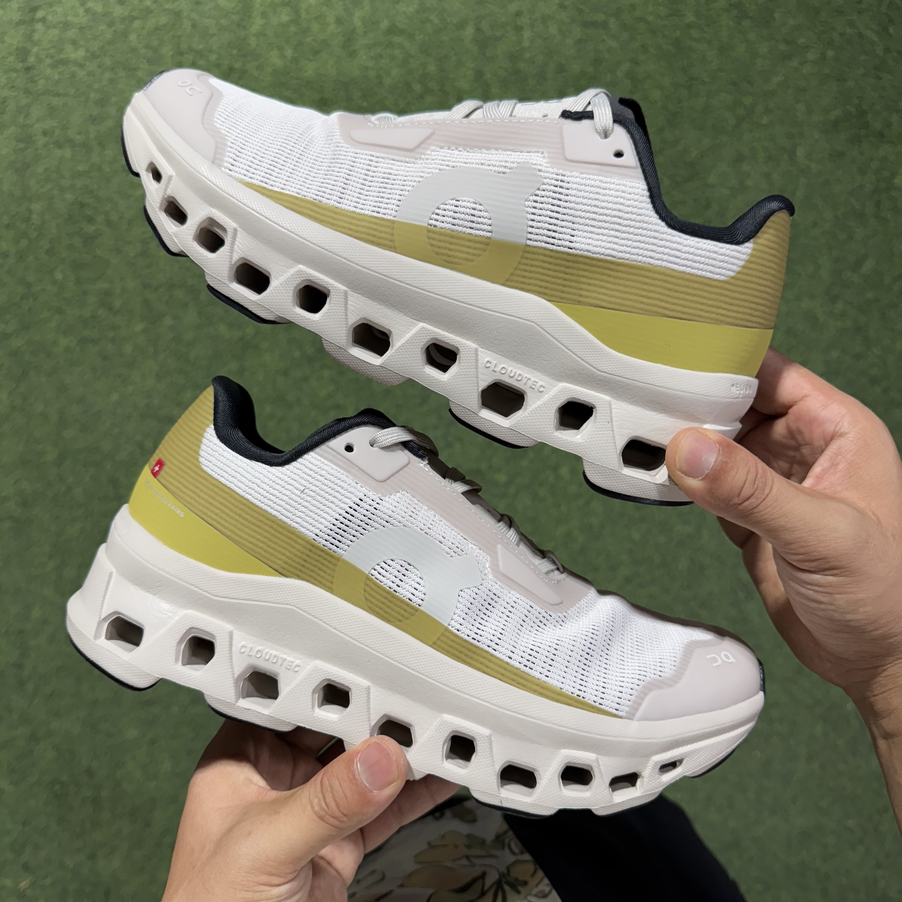 On昂跑  Cloudmonster Void atmos 1 M 低筒 时尚舒适防滑耐磨  波鞋 跑步鞋 女款男款  米绿色 3MF10673352