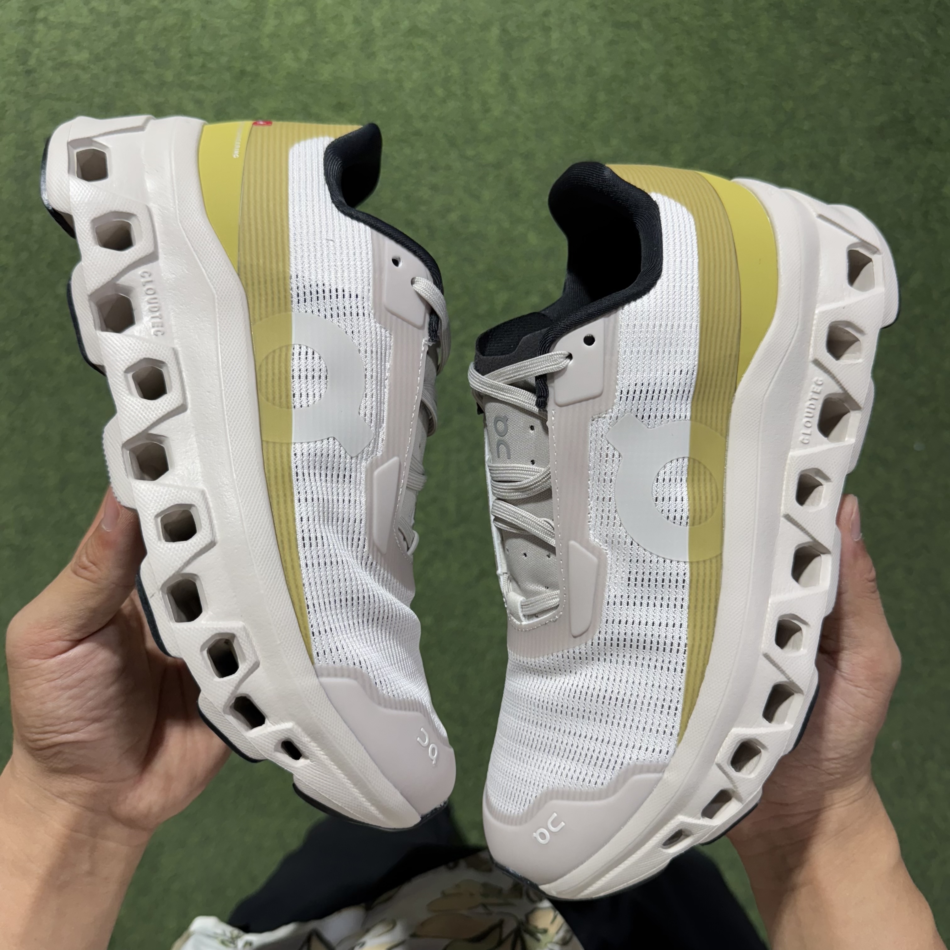 On昂跑  Cloudmonster Void atmos 1 M 低筒 时尚舒适防滑耐磨  波鞋 跑步鞋 女款男款  米绿色 3MF10673352