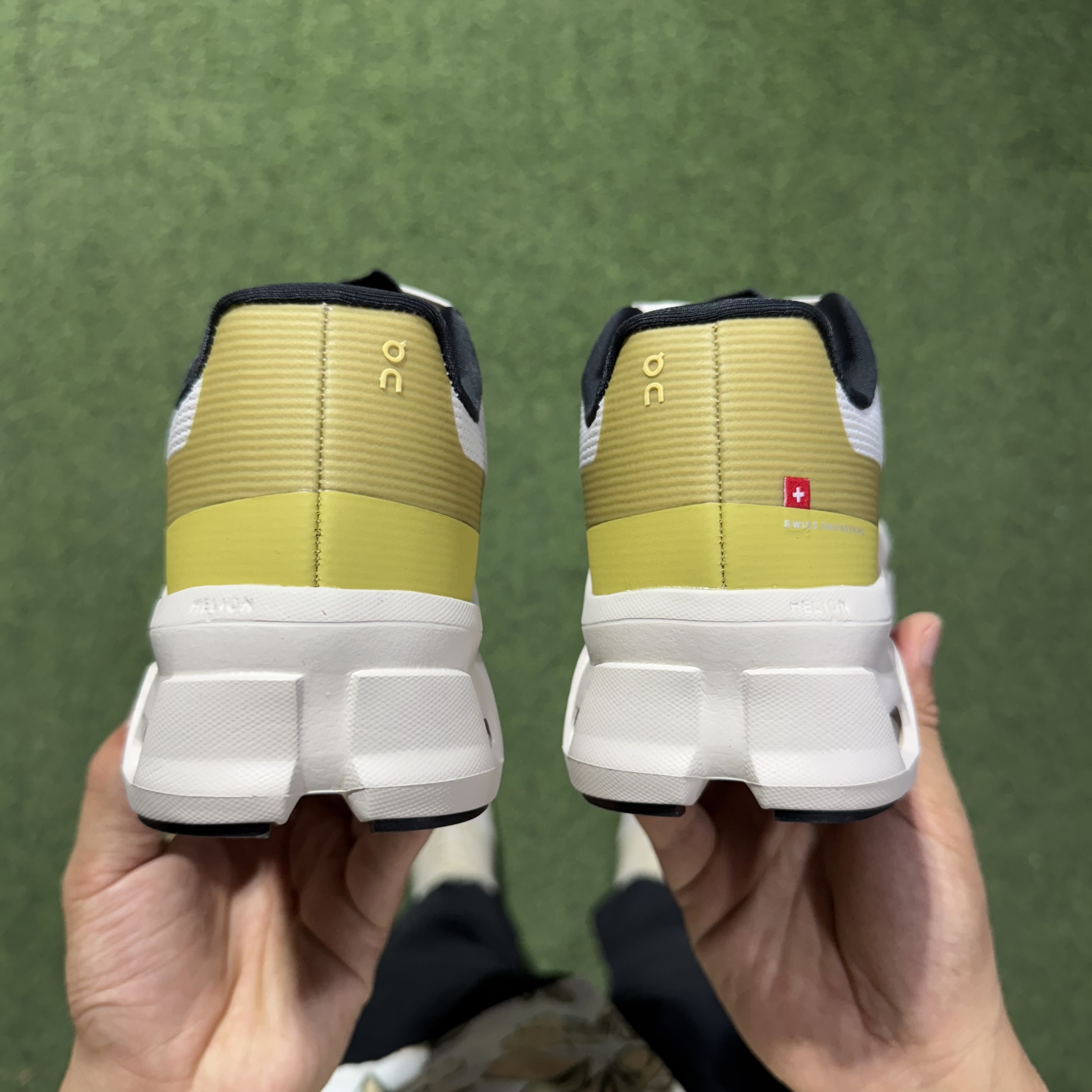 On昂跑  Cloudmonster Void atmos 1 M 低筒 时尚舒适防滑耐磨  波鞋 跑步鞋 女款男款  米绿色 3MF10673352