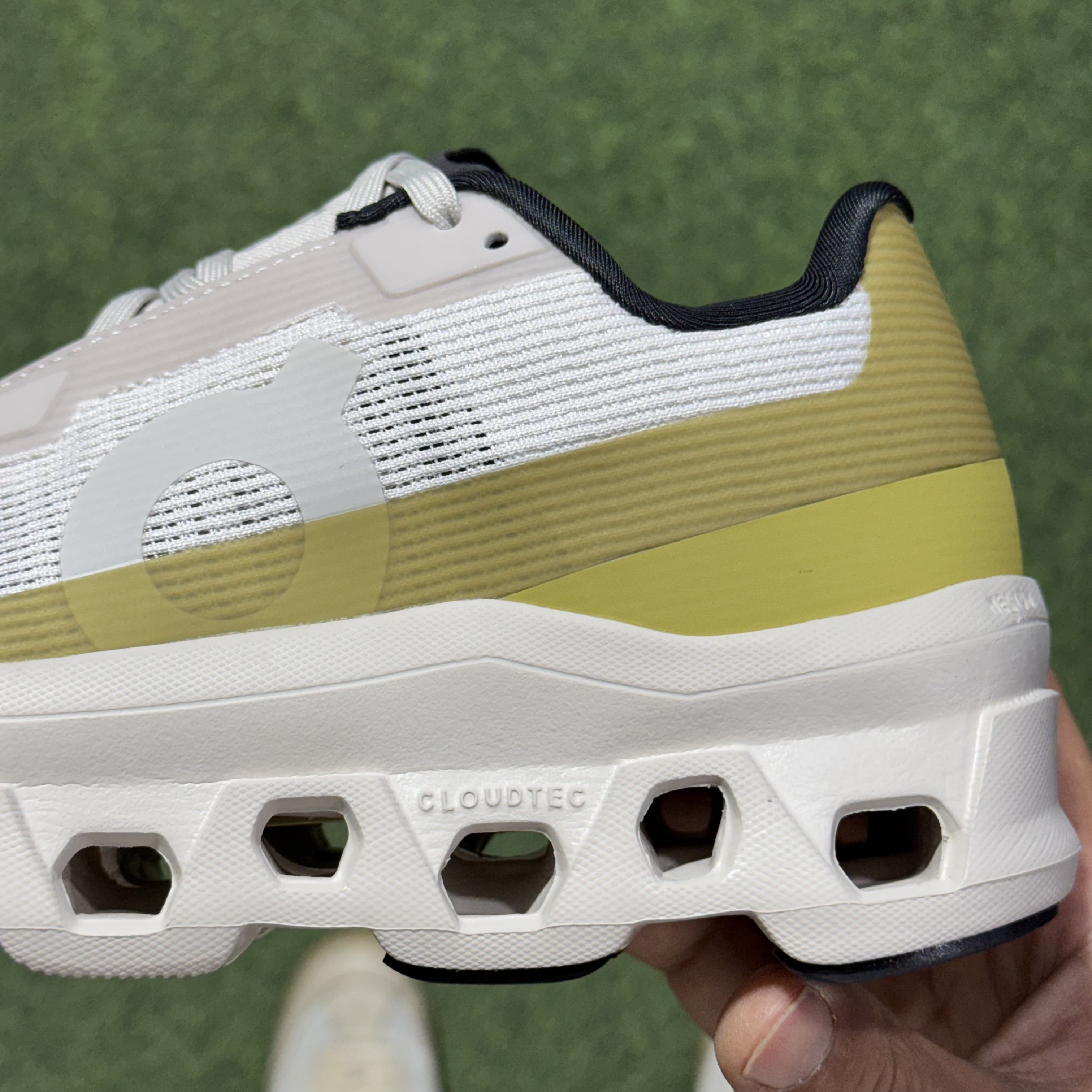 On昂跑  Cloudmonster Void atmos 1 M 低筒 时尚舒适防滑耐磨  波鞋 跑步鞋 女款男款  米绿色 3MF10673352