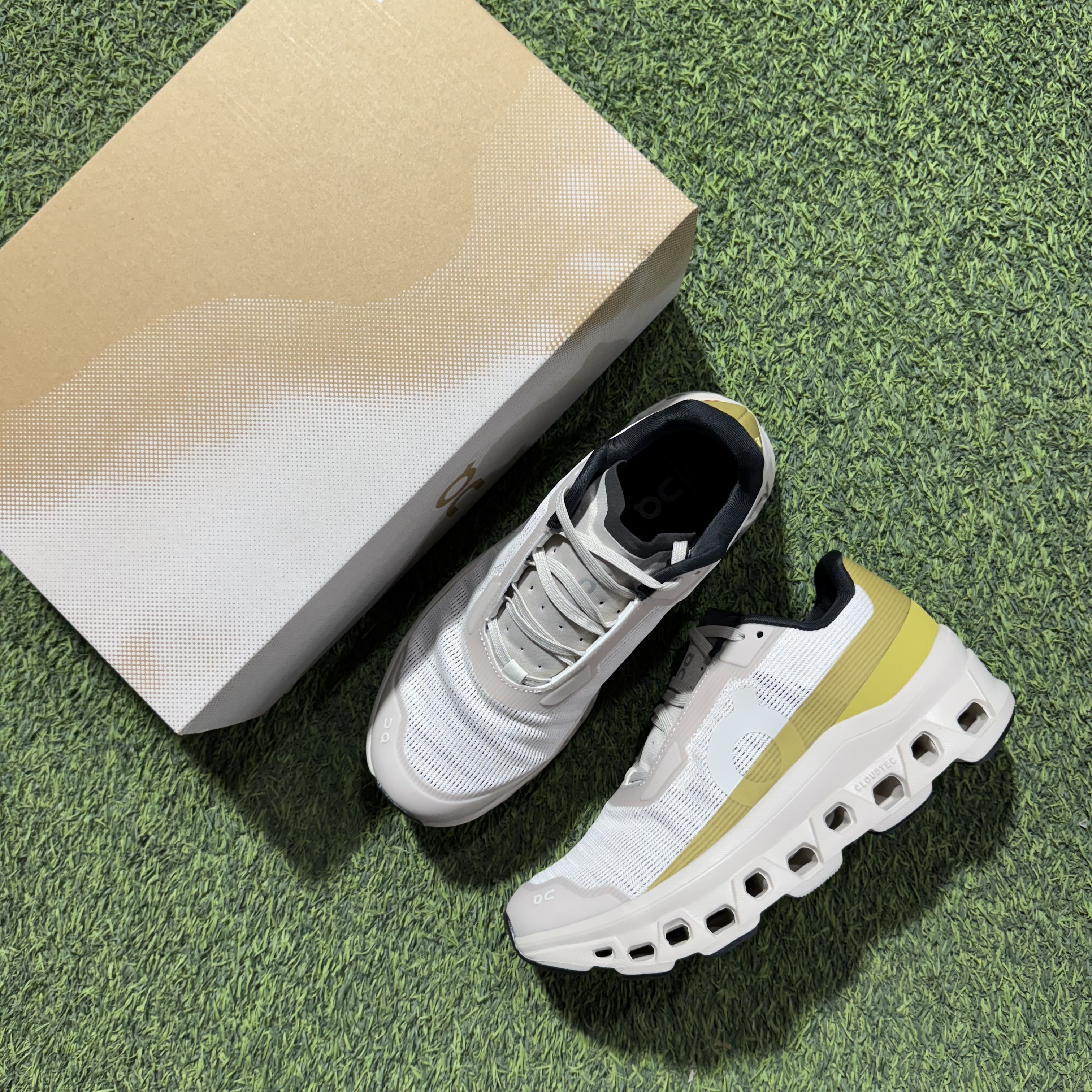 On昂跑  Cloudmonster Void atmos 1 M 低筒 时尚舒适防滑耐磨  波鞋 跑步鞋 女款男款  米绿色 3MF10673352
