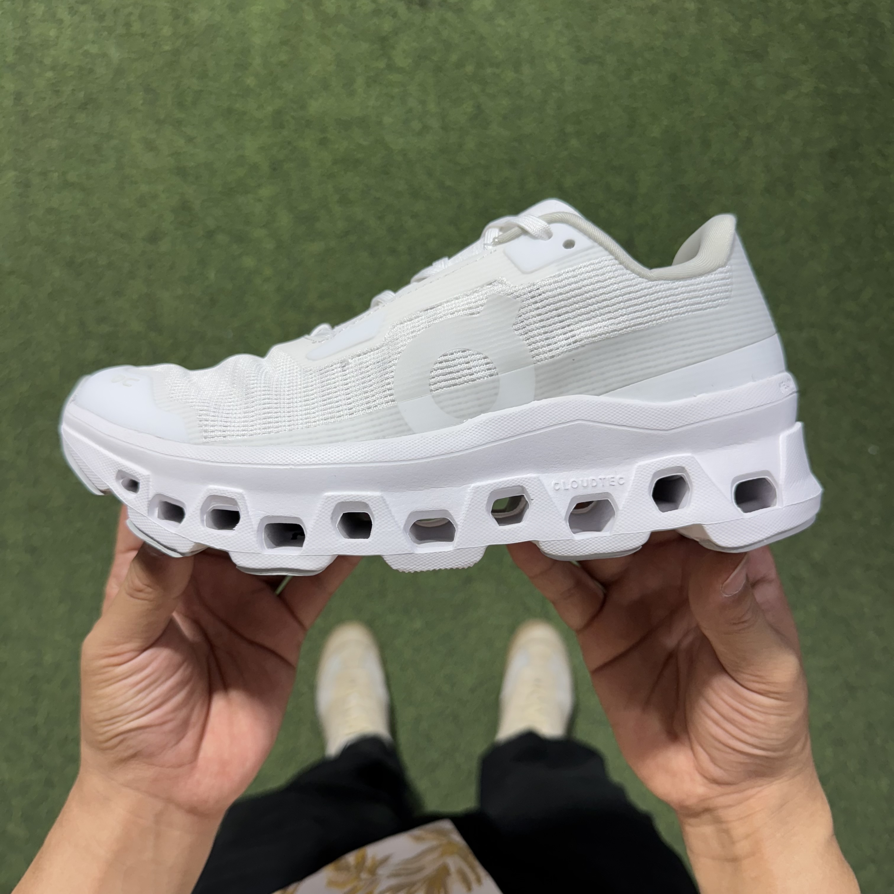 On昂跑 Cloudmonster Void atmos 1 M 低筒 时尚舒适防滑耐磨  波鞋 跑步鞋 女款男款 白色 3MF10671200