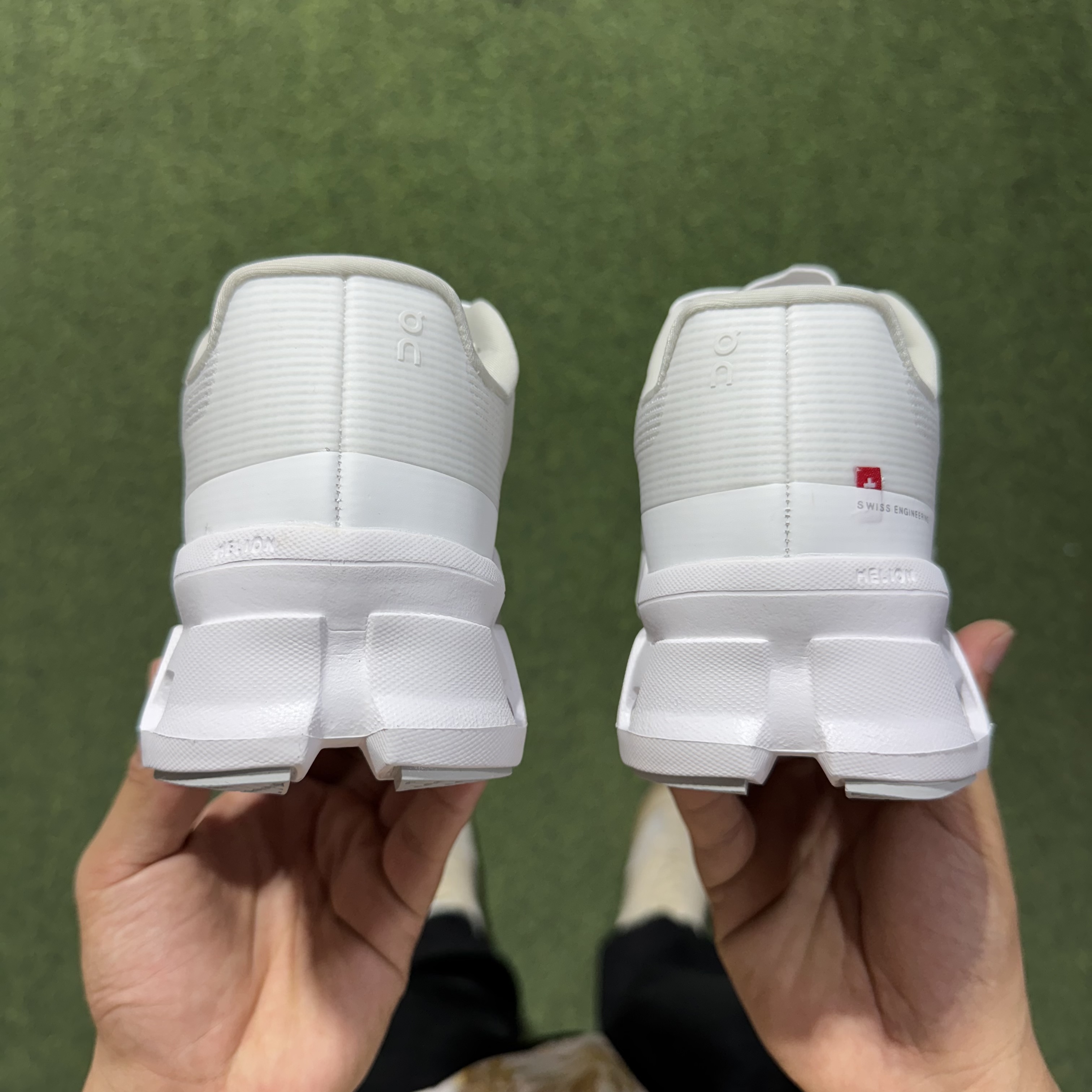 On昂跑 Cloudmonster Void atmos 1 M 低筒 时尚舒适防滑耐磨  波鞋 跑步鞋 女款男款 白色 3MF10671200