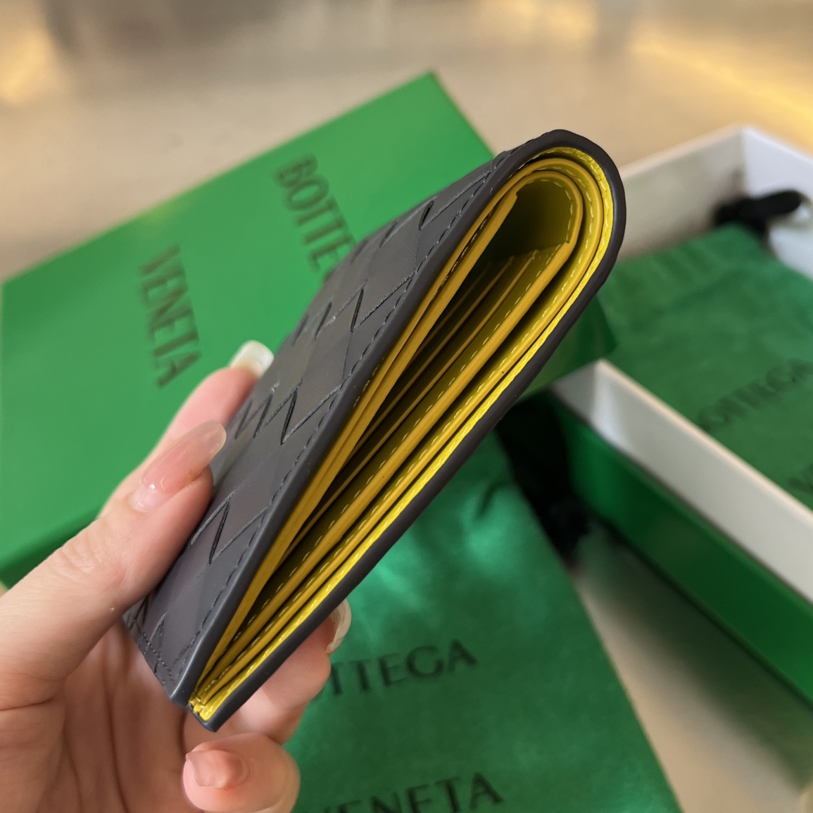 BV 葆蝶 编织双折 双面色 Intrecciato 牛皮革 短夹 长夹 钱包 男款 黑黄色B5 605721VCPQ68860