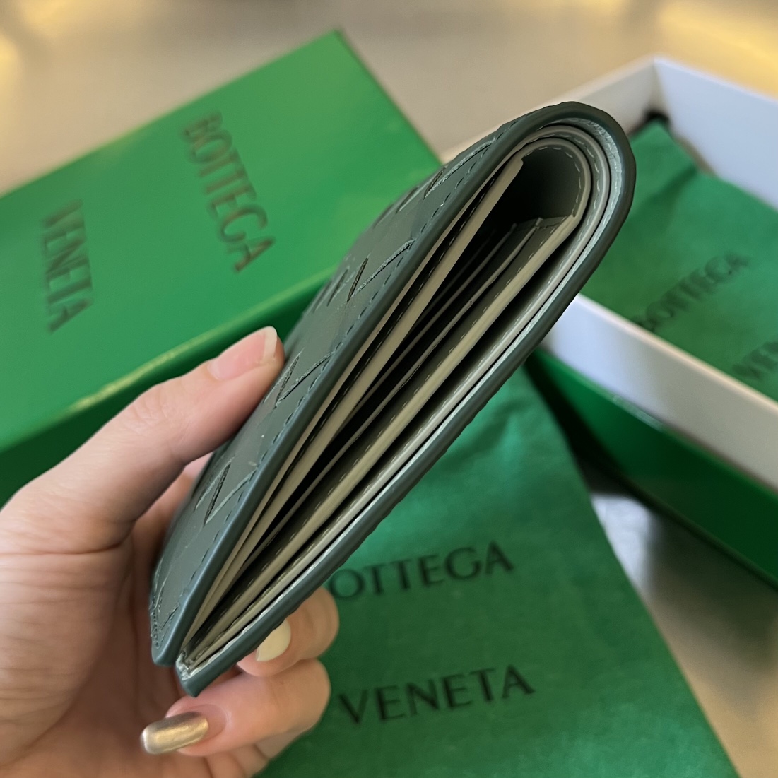 BV 葆蝶 编织双折 双面色 Intrecciato 牛皮革 短夹 长夹 钱包 男款  B5雨树绿拼鼠尾草绿 605721VCPQ61127