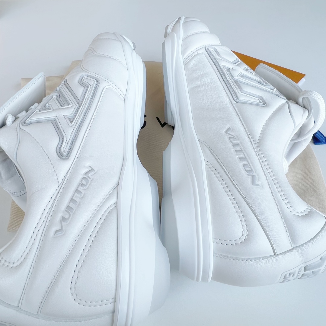 Louis Vuitton Footprint  LV  足球鞋 路易威登 低筒 休闲鞋 板鞋 运动鞋 波鞋 男鞋 白色 版型偏大一码.