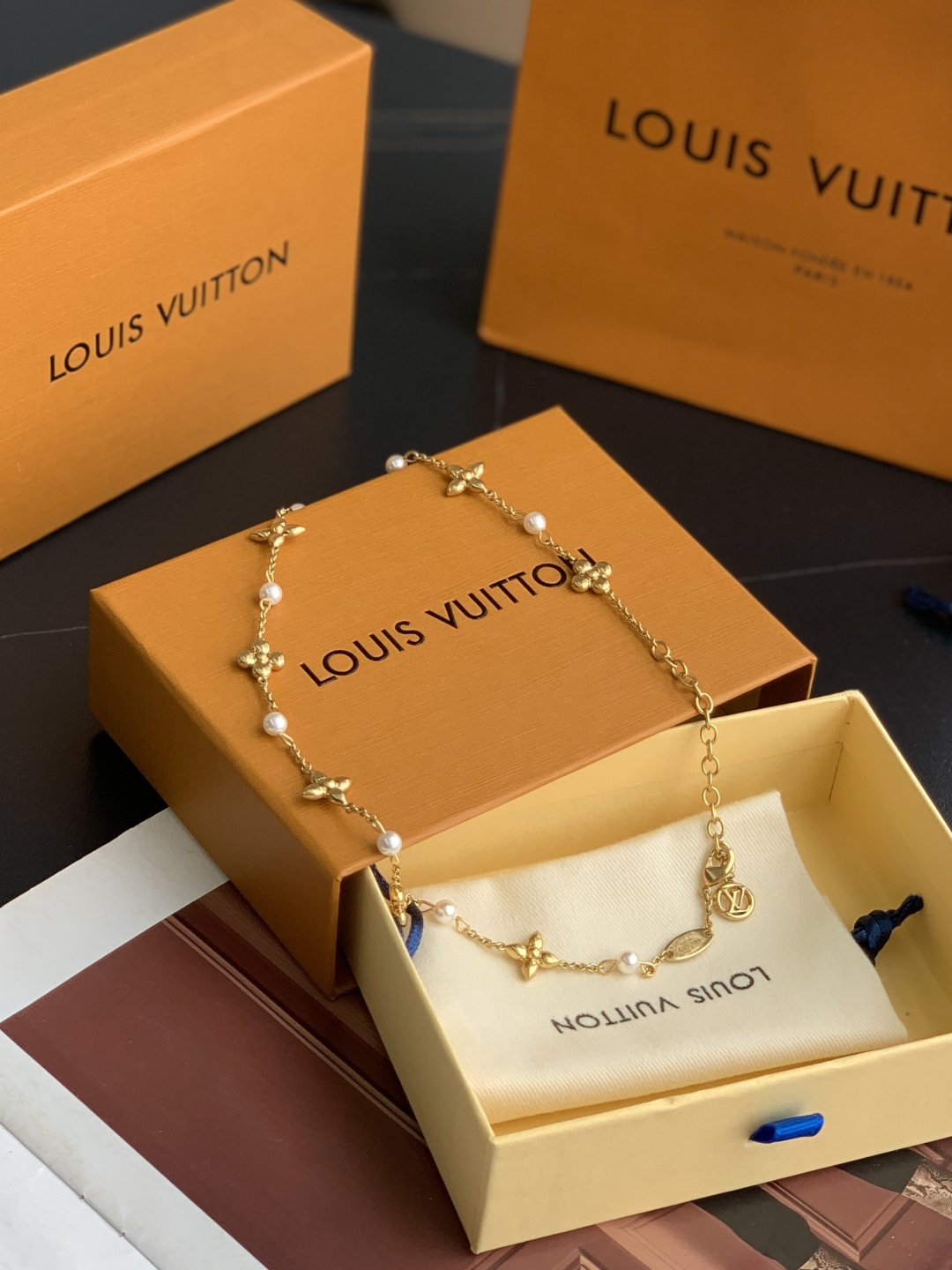 LV Monogram 字母花卉装饰 金属 树脂 珍珠 项链 女款 46CM  M01610金色