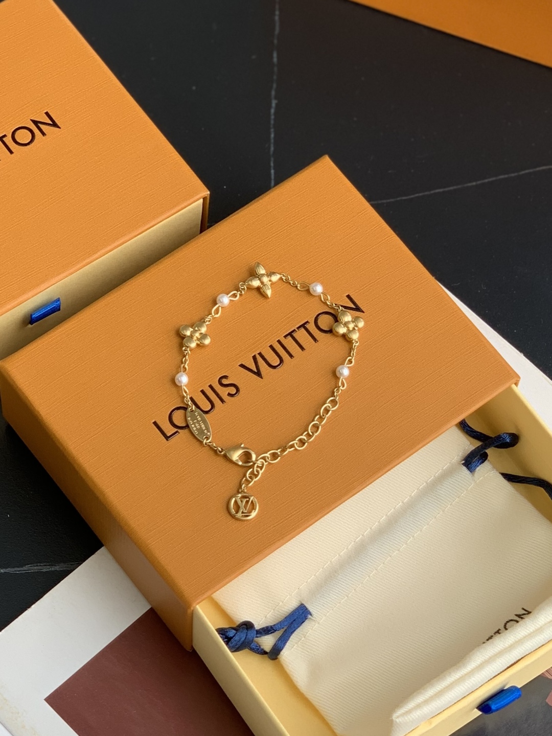 LV Monogram 字母花卉装饰 金属 树脂 珍珠 手链 女款 22CM  M1429A金色