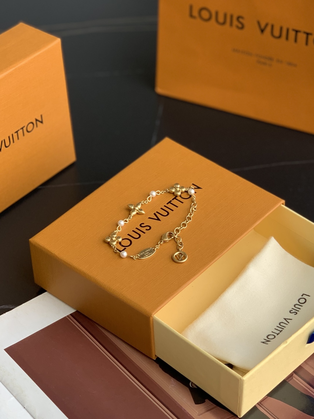 LV Monogram 字母花卉装饰 金属 树脂 珍珠 手链 女款 22CM  M1429A金色