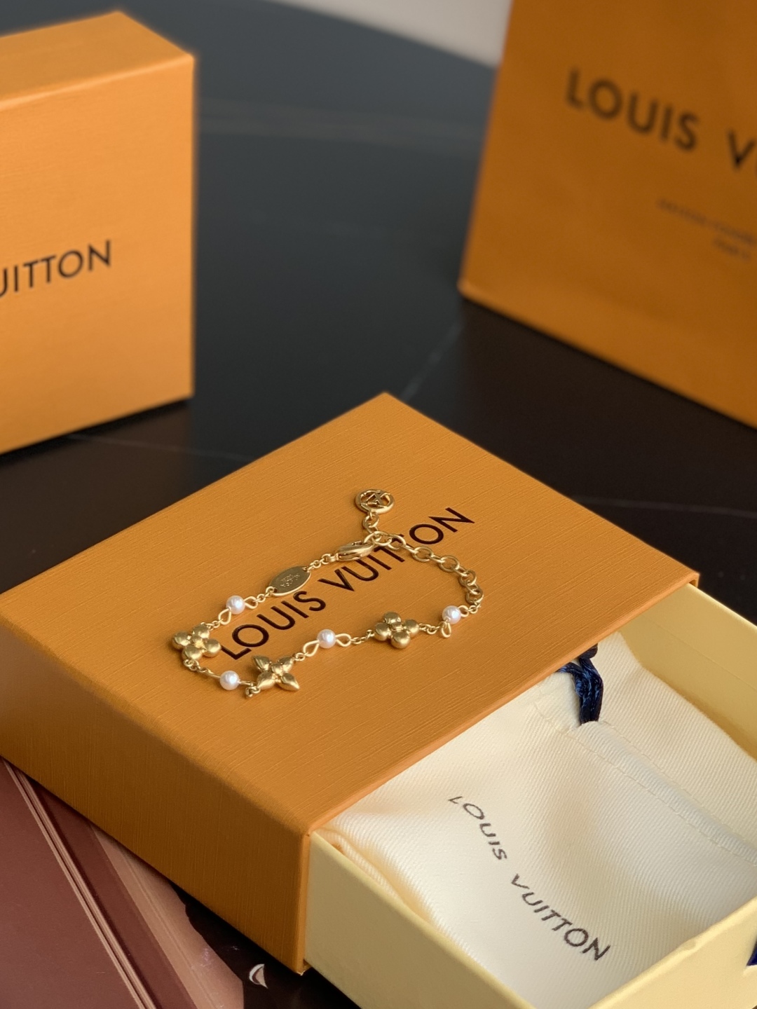 LV Monogram 字母花卉装饰 金属 树脂 珍珠 手链 女款 22CM  M1429A金色