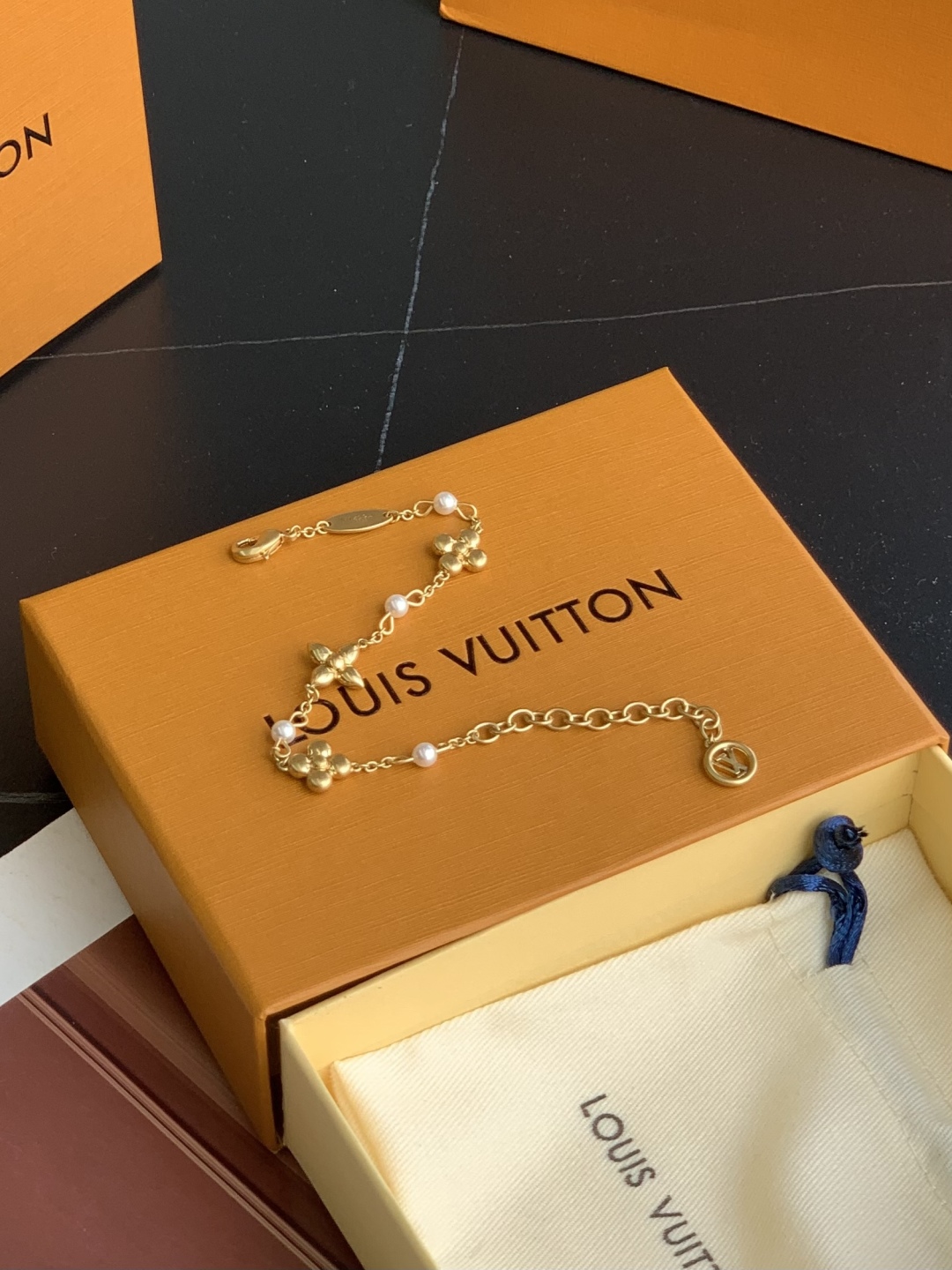 LV Monogram 字母花卉装饰 金属 树脂 珍珠 手链 女款 22CM  M1429A金色