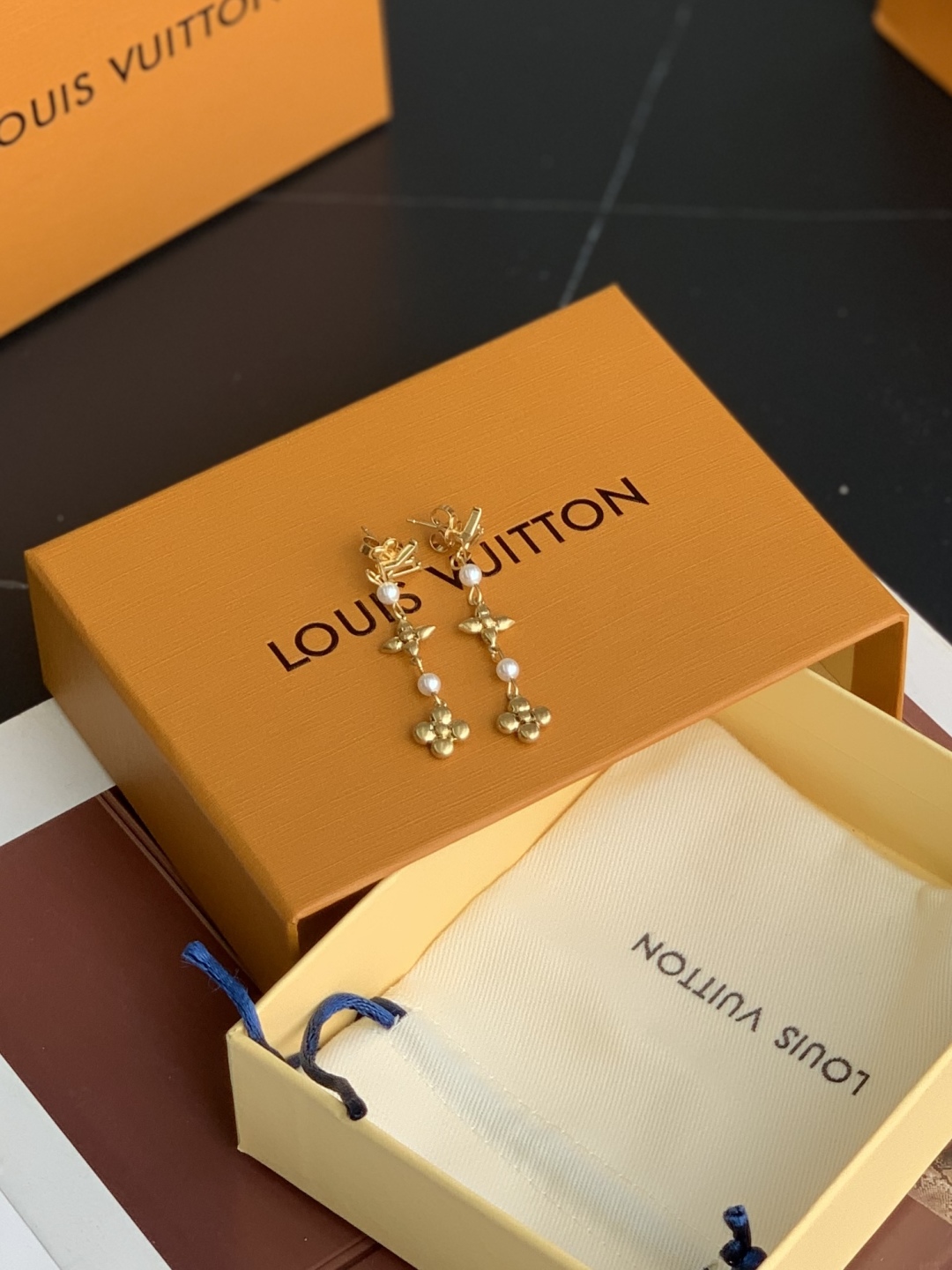 LV Monogram 字母花卉装饰 金属 树脂 珍珠 耳环 男女同款 5CM  M01577 金色