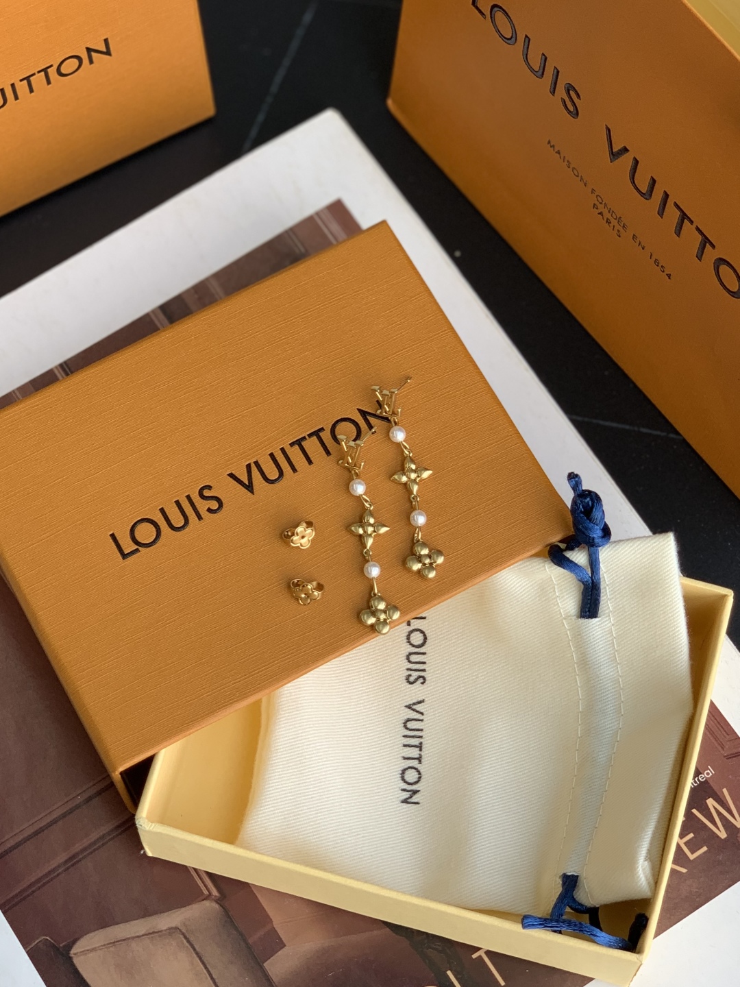 LV Monogram 字母花卉装饰 金属 树脂 珍珠 耳环 男女同款 5CM  M01577 金色