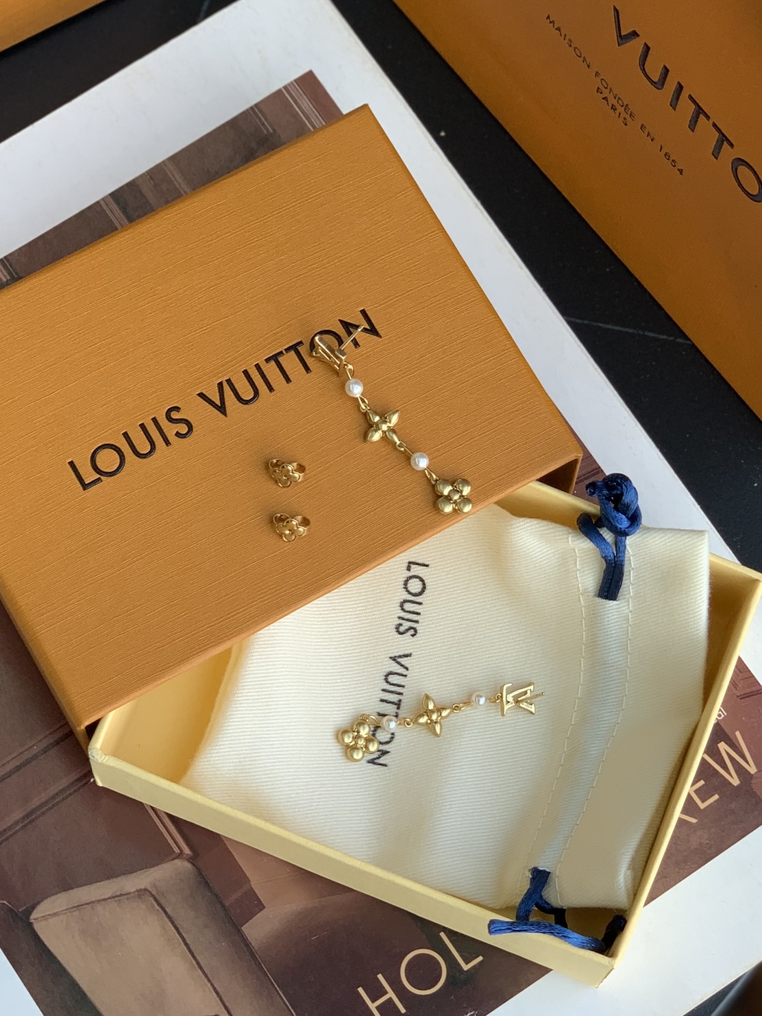 LV Monogram 字母花卉装饰 金属 树脂 珍珠 耳环 男女同款 5CM  M01577 金色