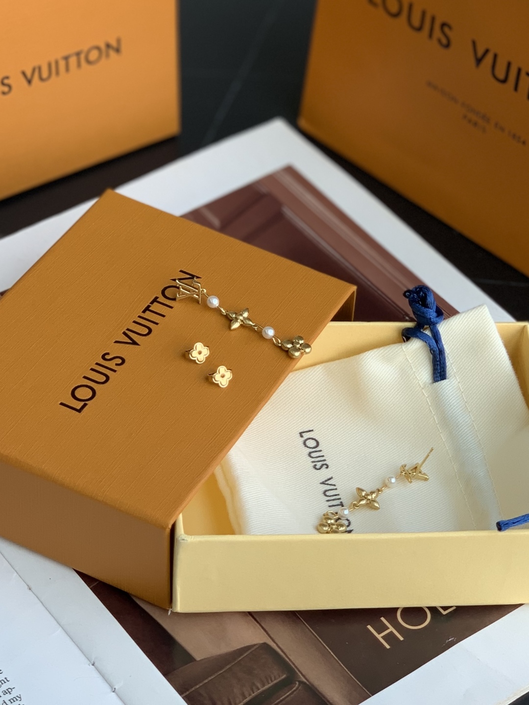 LV Monogram 字母花卉装饰 金属 树脂 珍珠 耳环 男女同款 5CM  M01577 金色