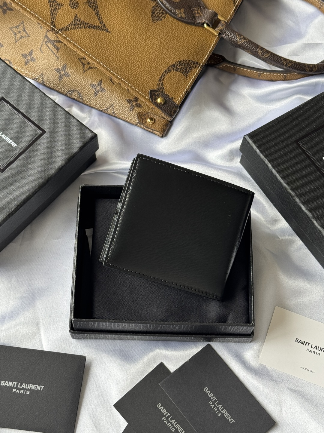 SAINT LAURENT 圣罗兰 YSL 金标小Logo亮面双折经典推荐 皮革 钱包 短夹 黑色六卡 60772702G0W-1000