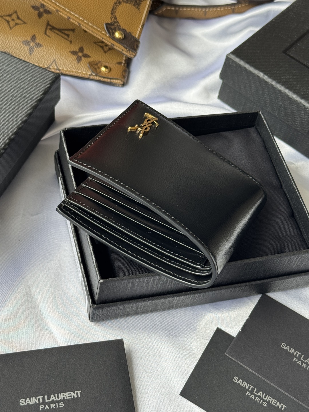 SAINT LAURENT 圣罗兰 YSL 金标小Logo亮面双折经典推荐 皮革 钱包 短夹 黑色六卡 60772702G0W-1000
