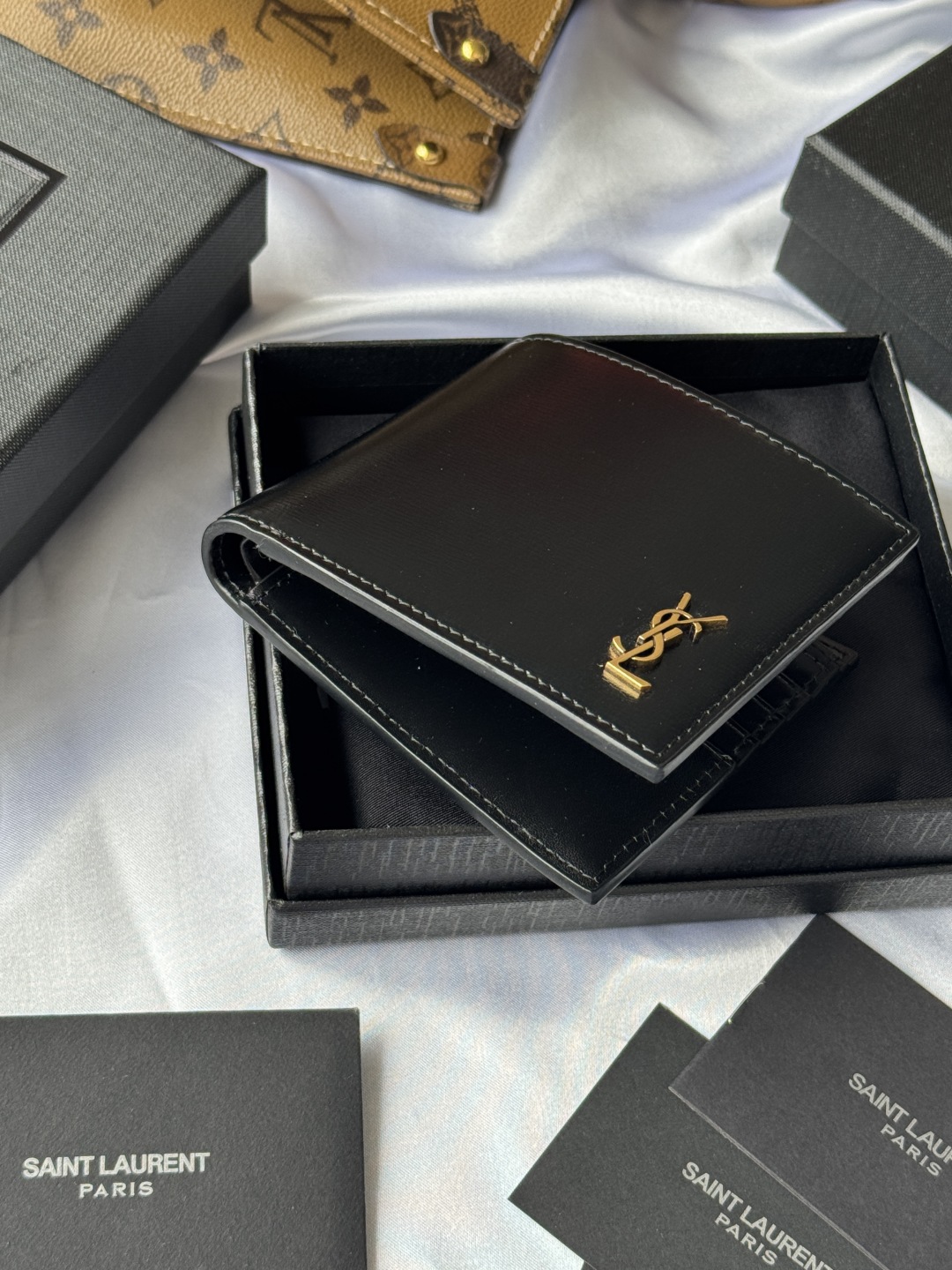 SAINT LAURENT 圣罗兰 YSL 金标小Logo亮面双折经典推荐 皮革 钱包 短夹 黑色六卡 60772702G0W-1000