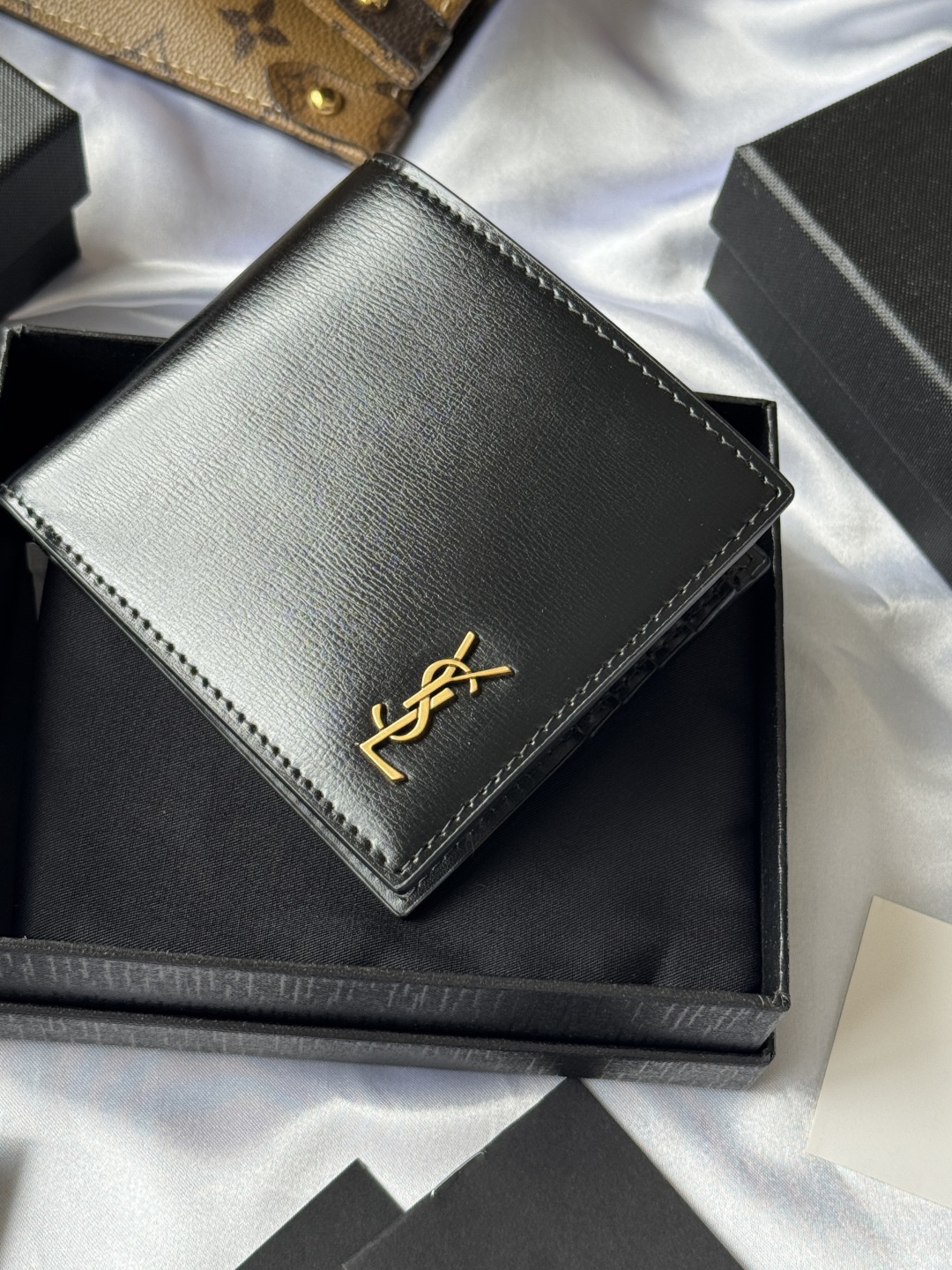 SAINT LAURENT 圣罗兰 YSL 金标小Logo亮面双折经典推荐 皮革 钱包 短夹 黑色六卡 60772702G0W-1000