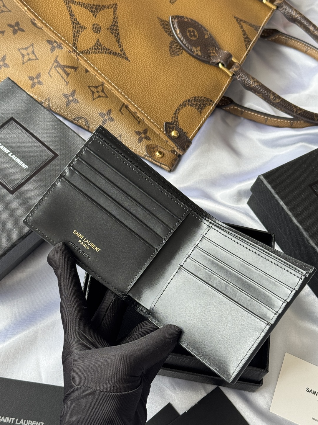 SAINT LAURENT 圣罗兰 YSL 金标小Logo亮面双折经典推荐 皮革 钱包 短夹 黑色六卡 60772702G0W-1000