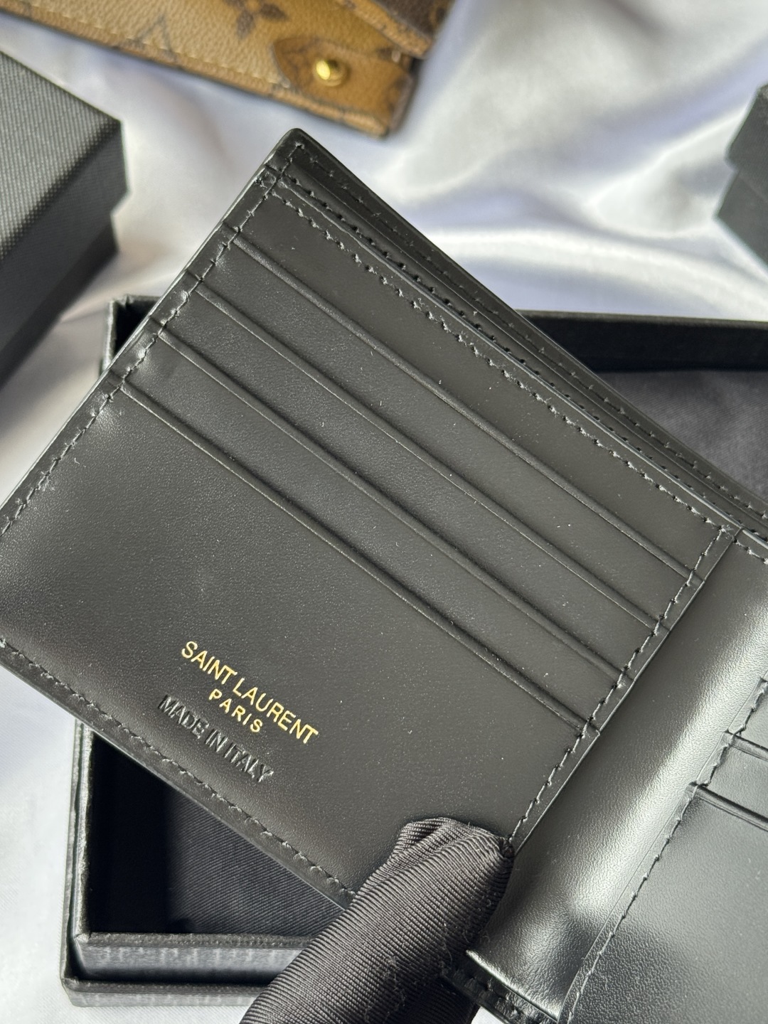 SAINT LAURENT 圣罗兰 YSL 金标小Logo亮面双折经典推荐 皮革 钱包 短夹 黑色六卡 60772702G0W-1000