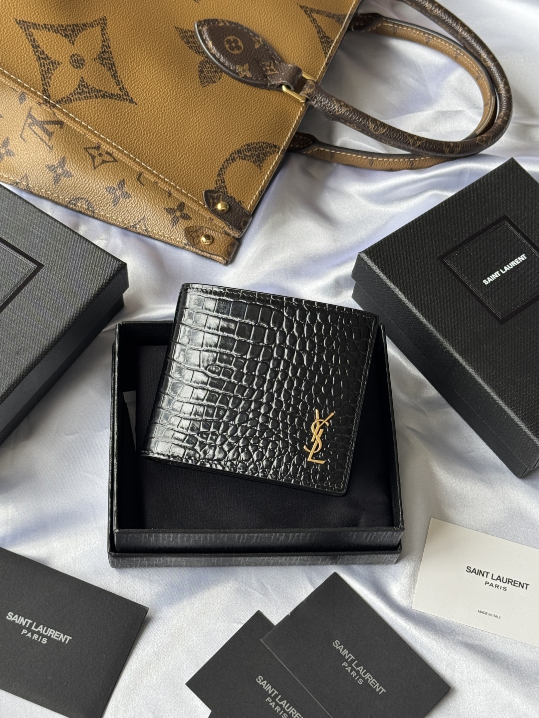 SAINT LAURENT 圣罗兰 YSL 金标小Logo亮面双折经典推荐 皮革 钱包 短夹 鳄鱼纹黑色八卡 607727DZEDW-1000