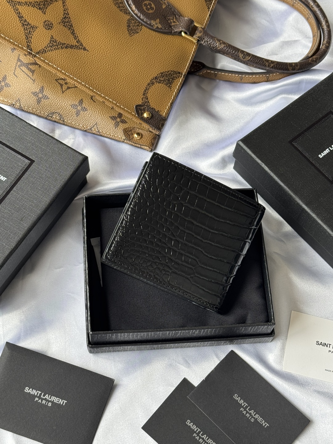 SAINT LAURENT 圣罗兰 YSL 金标小Logo亮面双折经典推荐 皮革 钱包 短夹 鳄鱼纹黑色八卡 607727DZEDW-1000