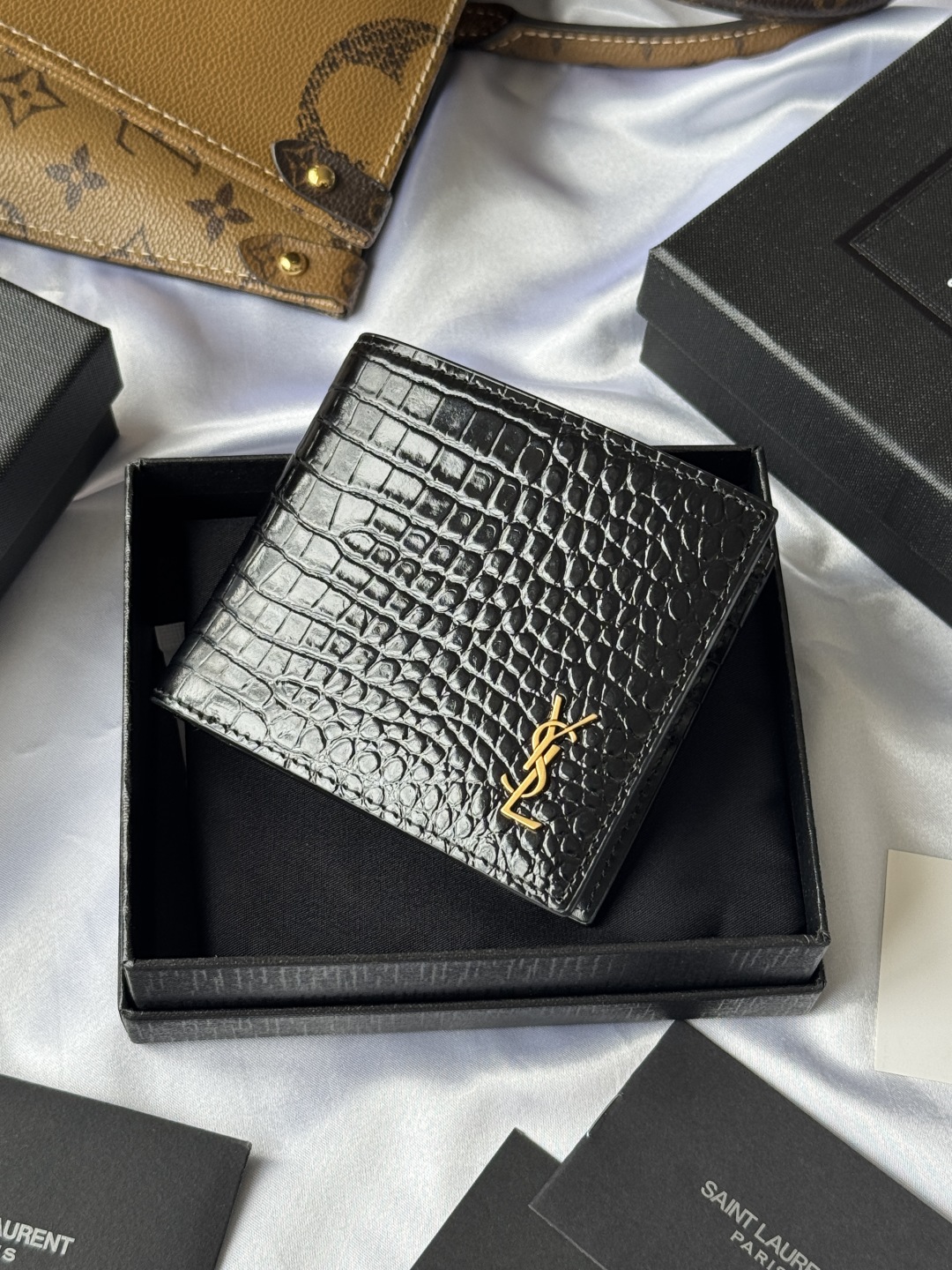 SAINT LAURENT 圣罗兰 YSL 金标小Logo亮面双折经典推荐 皮革 钱包 短夹 鳄鱼纹黑色八卡 607727DZEDW-1000