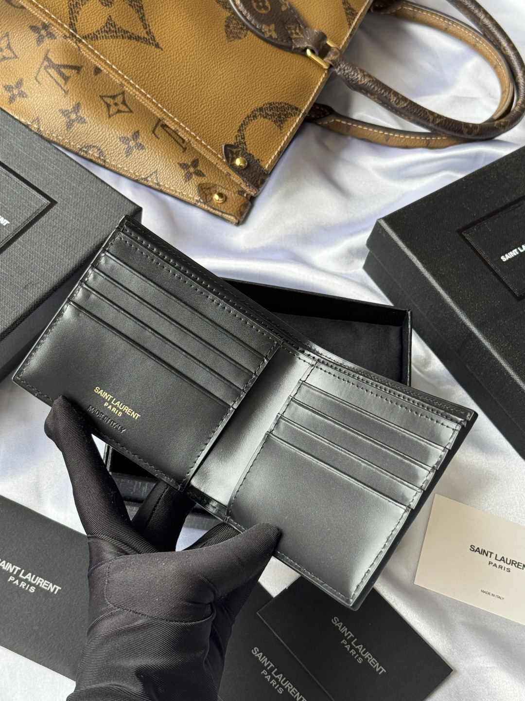 SAINT LAURENT 圣罗兰 YSL 金标小Logo亮面双折经典推荐 皮革 钱包 短夹 鳄鱼纹黑色八卡 607727DZEDW-1000