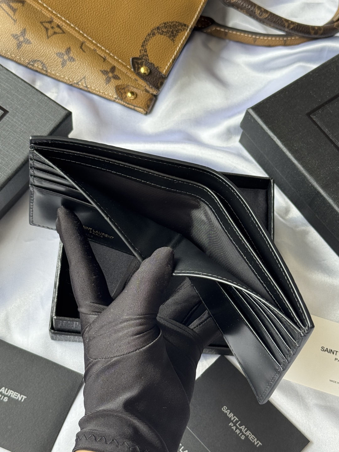 SAINT LAURENT 圣罗兰 YSL 金标小Logo亮面双折经典推荐 皮革 钱包 短夹 鳄鱼纹黑色八卡 607727DZEDW-1000