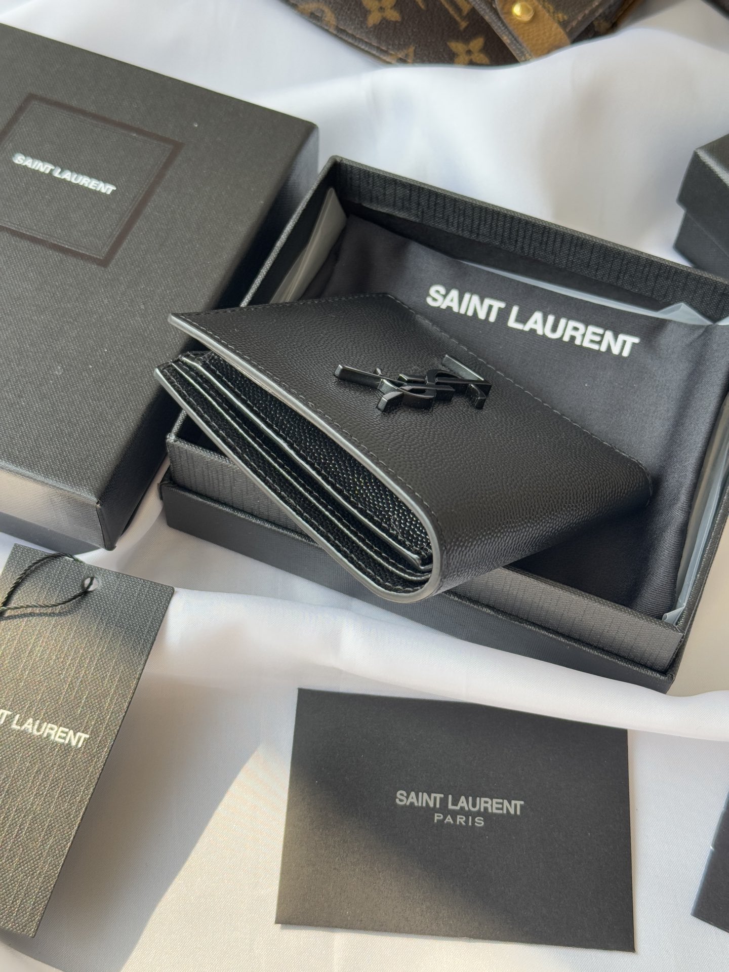 SAINT LAURENT 圣罗兰 Monogram YSL 小Logo 双折经典 皮革 钱包 短夹 颗粒黑色配 内置零钱袋 463249-BTY0U-1000