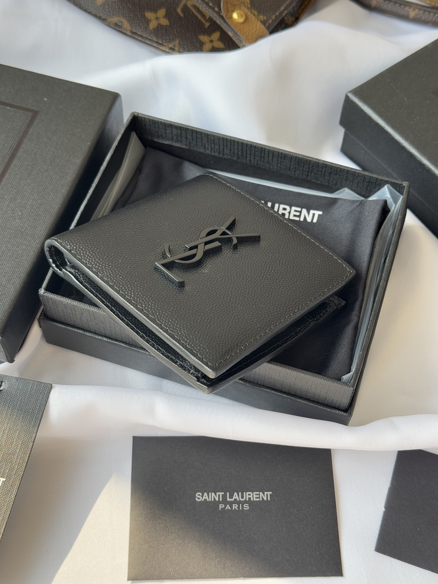 SAINT LAURENT 圣罗兰 Monogram YSL 小Logo 双折经典 皮革 钱包 短夹 颗粒黑色配 内置零钱袋 463249-BTY0U-1000