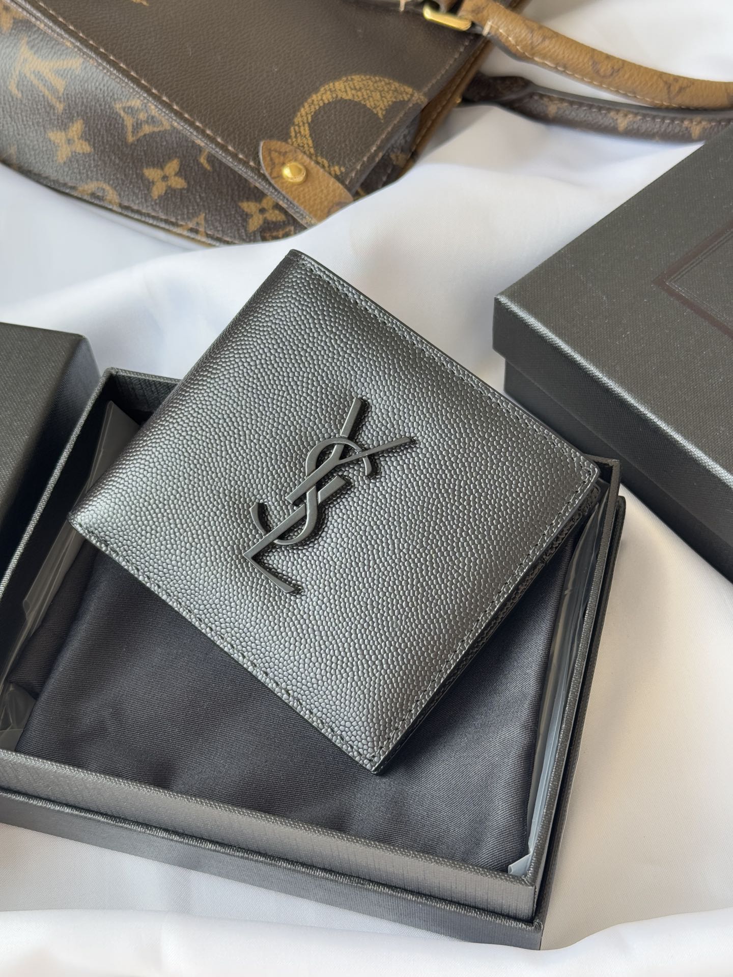 SAINT LAURENT 圣罗兰 Monogram YSL 小Logo 双折经典 皮革 钱包 短夹 颗粒黑色配 内置零钱袋 463249-BTY0U-1000