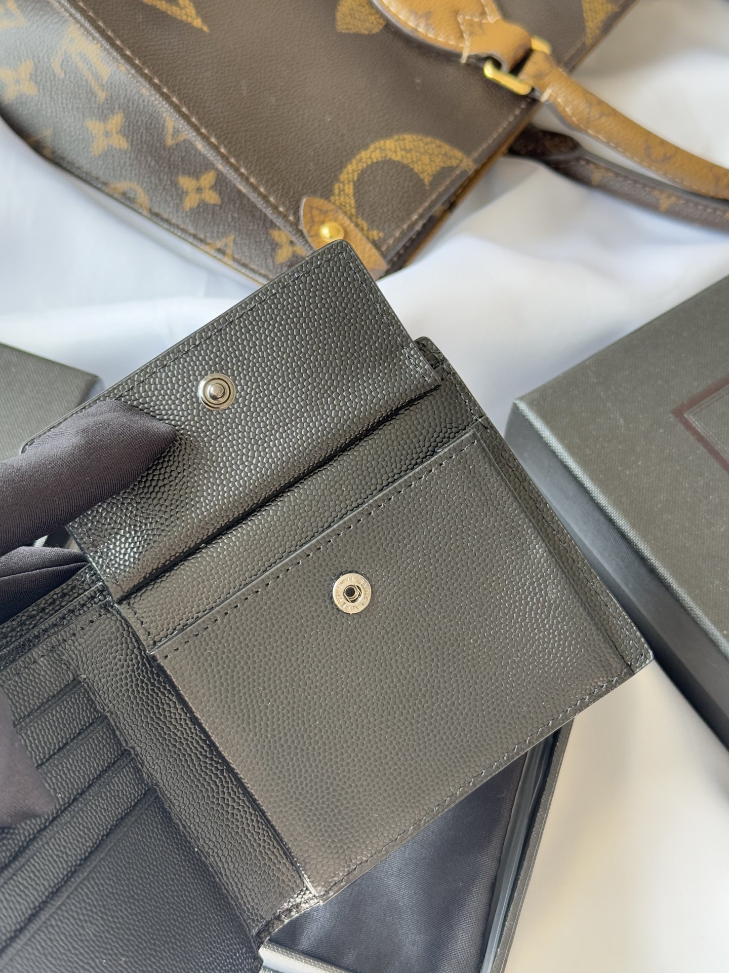 SAINT LAURENT 圣罗兰 Monogram YSL 小Logo 双折经典 皮革 钱包 短夹 颗粒黑色配 内置零钱袋 463249-BTY0U-1000