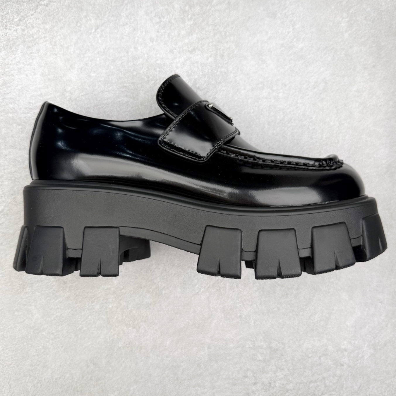 PRADA Monolith 普拉达 亮面皮革徽标 套穿 低筒 乐福鞋 皮鞋  女款 黑色 1D649M_069_F0002_F_B055