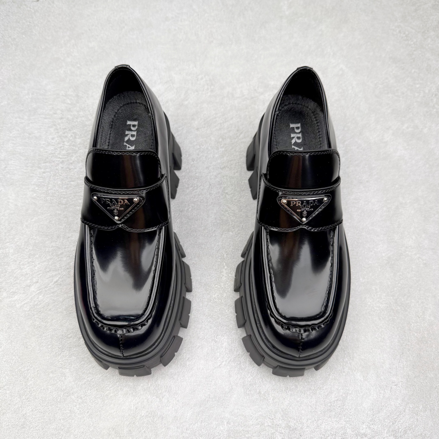 PRADA Monolith 普拉达 亮面皮革徽标 套穿 低筒 乐福鞋 皮鞋  女款 黑色 1D649M_069_F0002_F_B055