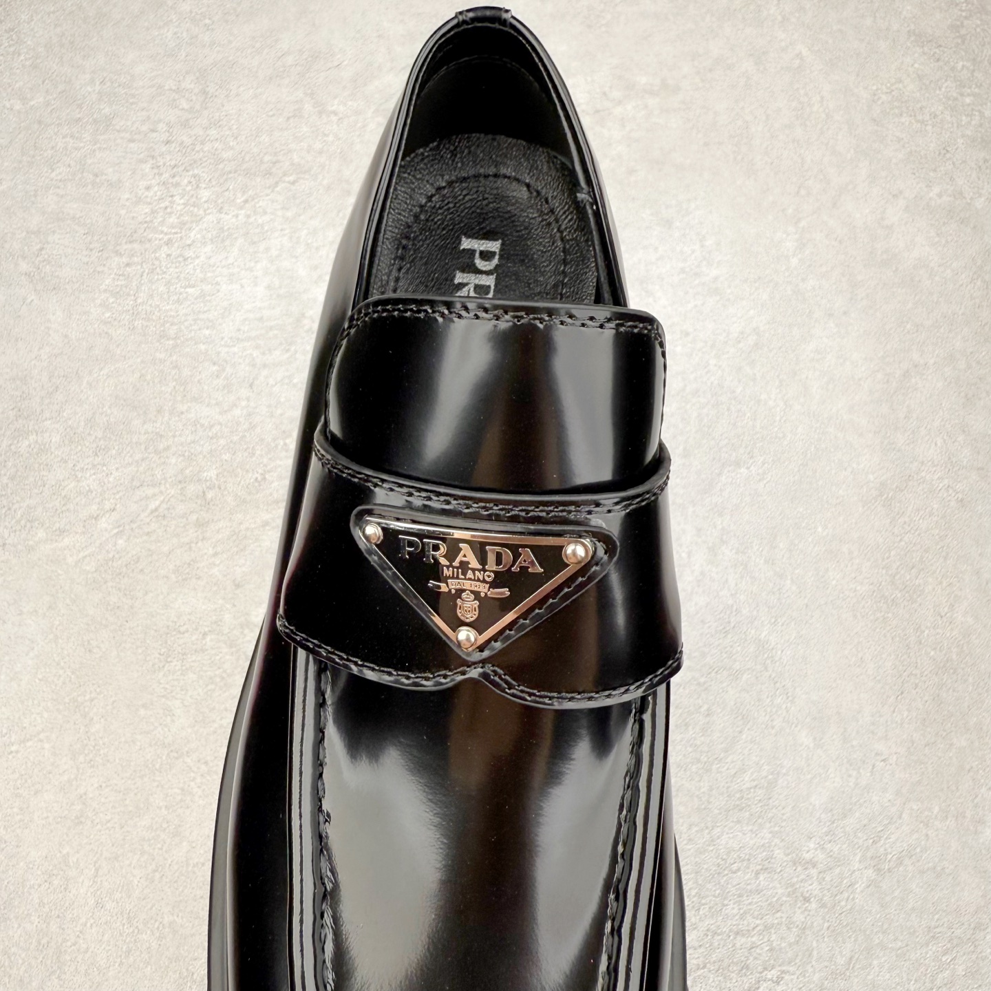 PRADA Monolith 普拉达 亮面皮革徽标 套穿 低筒 乐福鞋 皮鞋  女款 黑色 1D649M_069_F0002_F_B055