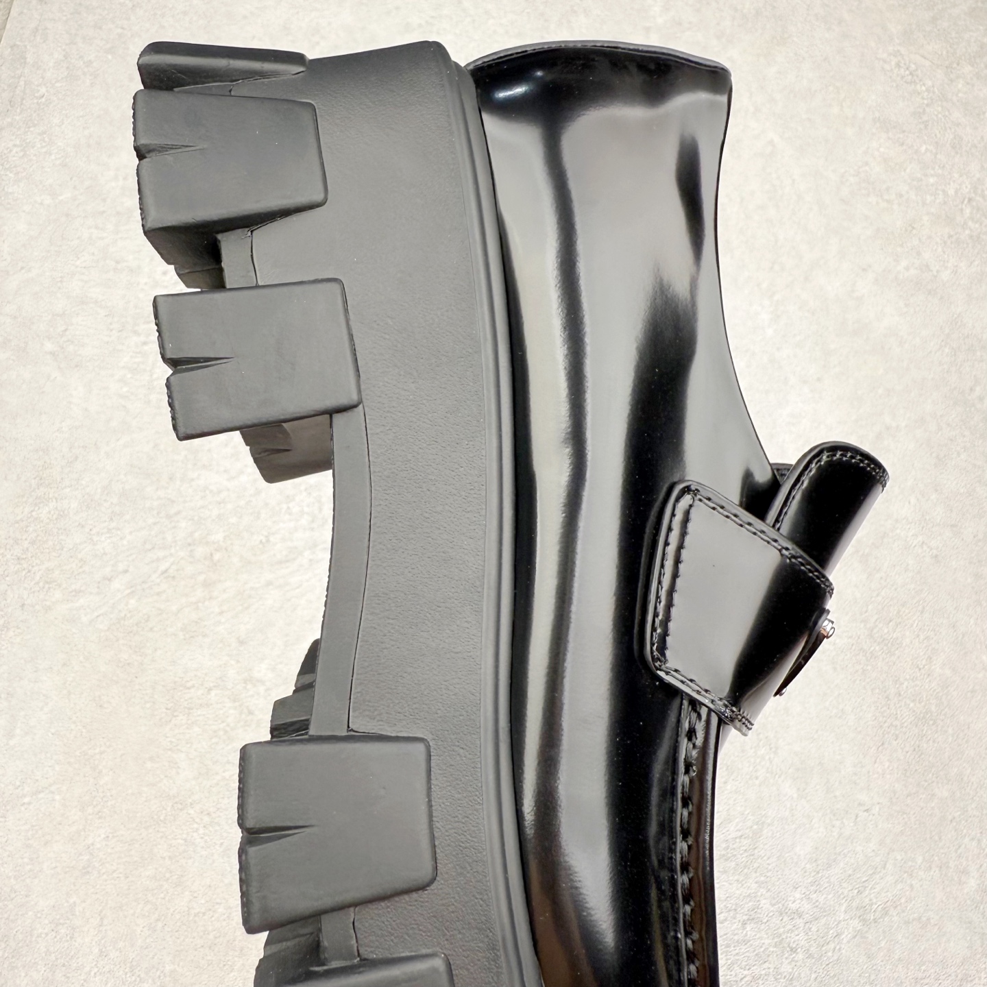 PRADA Monolith 普拉达 亮面皮革徽标 套穿 低筒 乐福鞋 皮鞋  女款 黑色 1D649M_069_F0002_F_B055