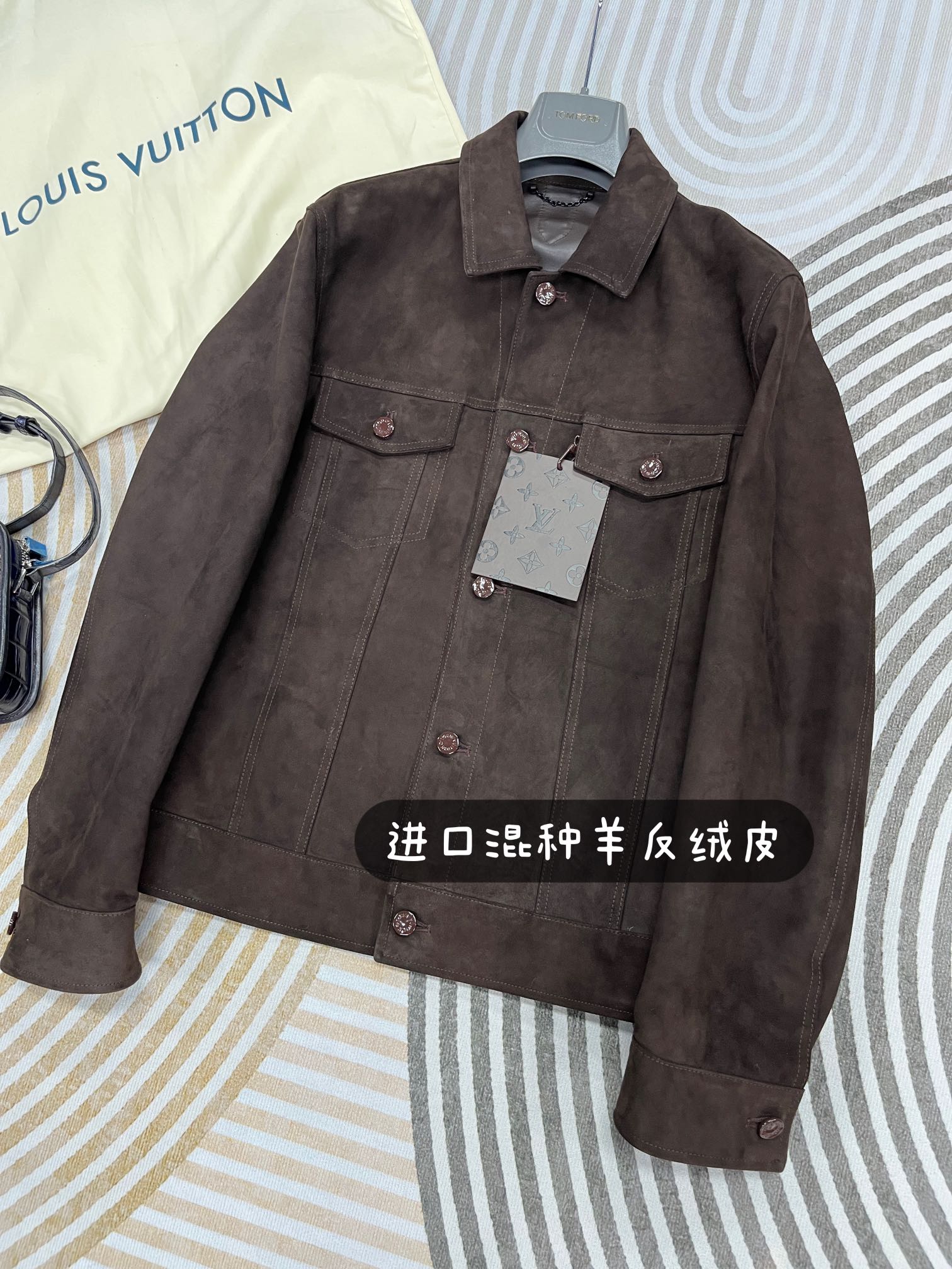 高定系列 LOUIS VUITTON Suede Denim Jacket LV 纯色尖领纽扣压花带盖口袋长袖夹克外 套 男款 棕色 1AF589 AG2035