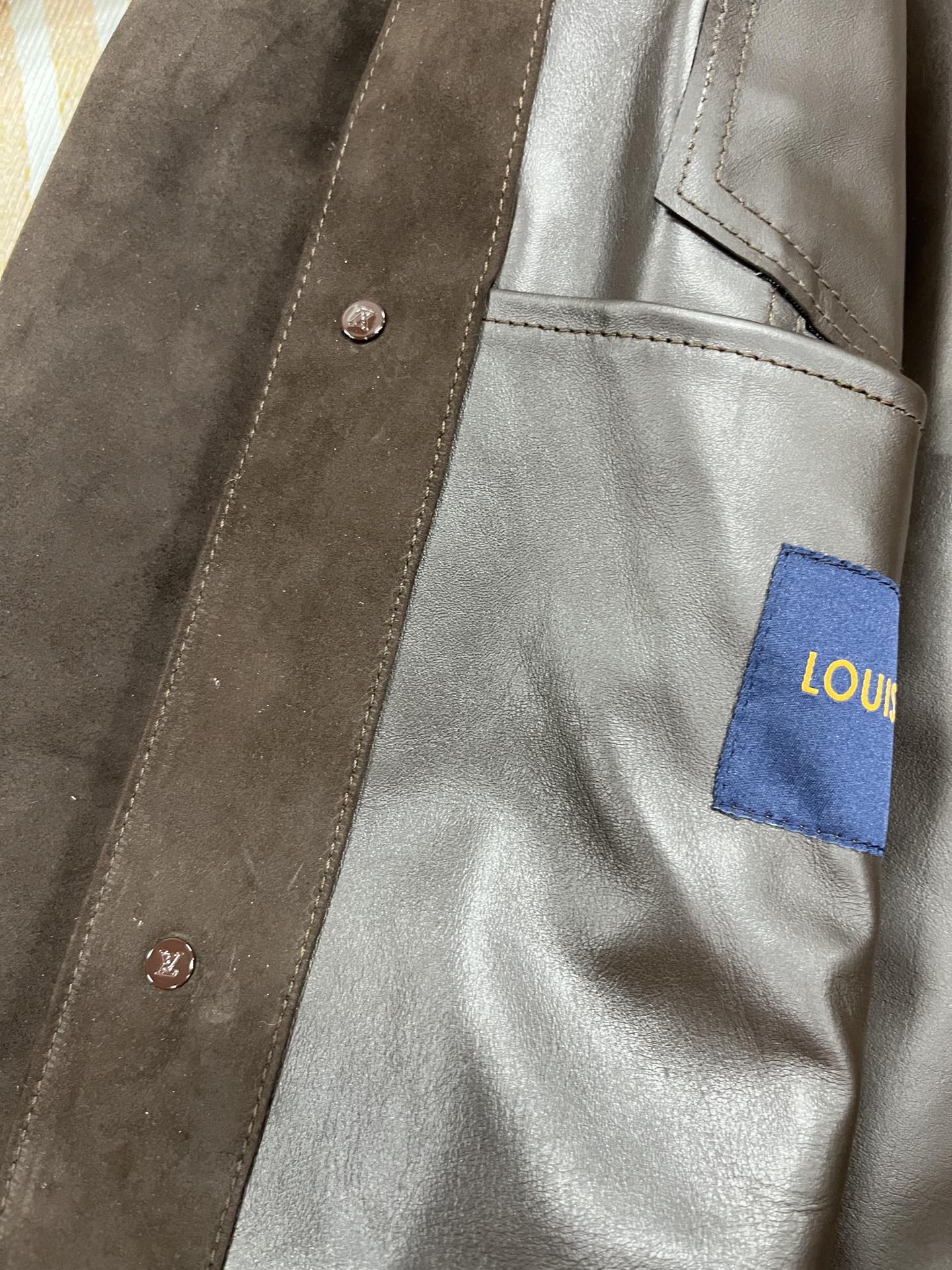 高定系列 LOUIS VUITTON Suede Denim Jacket LV 纯色尖领纽扣压花带盖口袋长袖夹克外 套 男款 棕色 1AF589 AG2035