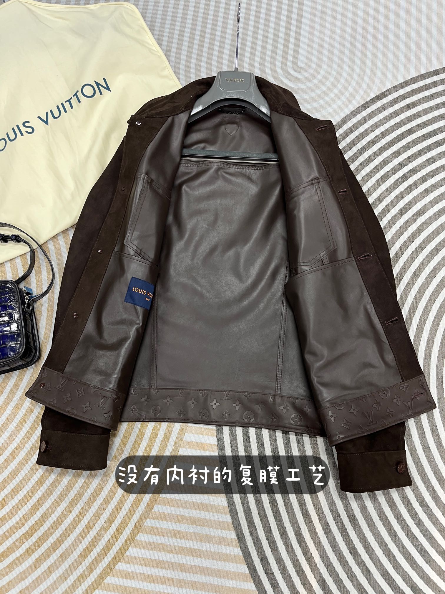 高定系列 LOUIS VUITTON Suede Denim Jacket LV 纯色尖领纽扣压花带盖口袋长袖夹克外 套 男款 棕色 1AF589 AG2035