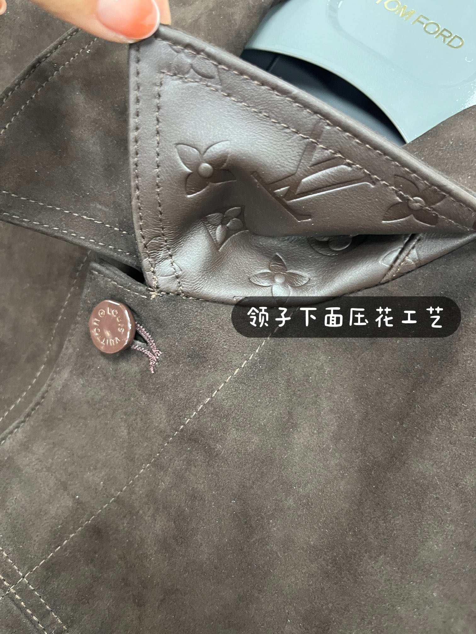 高定系列 LOUIS VUITTON Suede Denim Jacket LV 纯色尖领纽扣压花带盖口袋长袖夹克外 套 男款 棕色 1AF589 AG2035