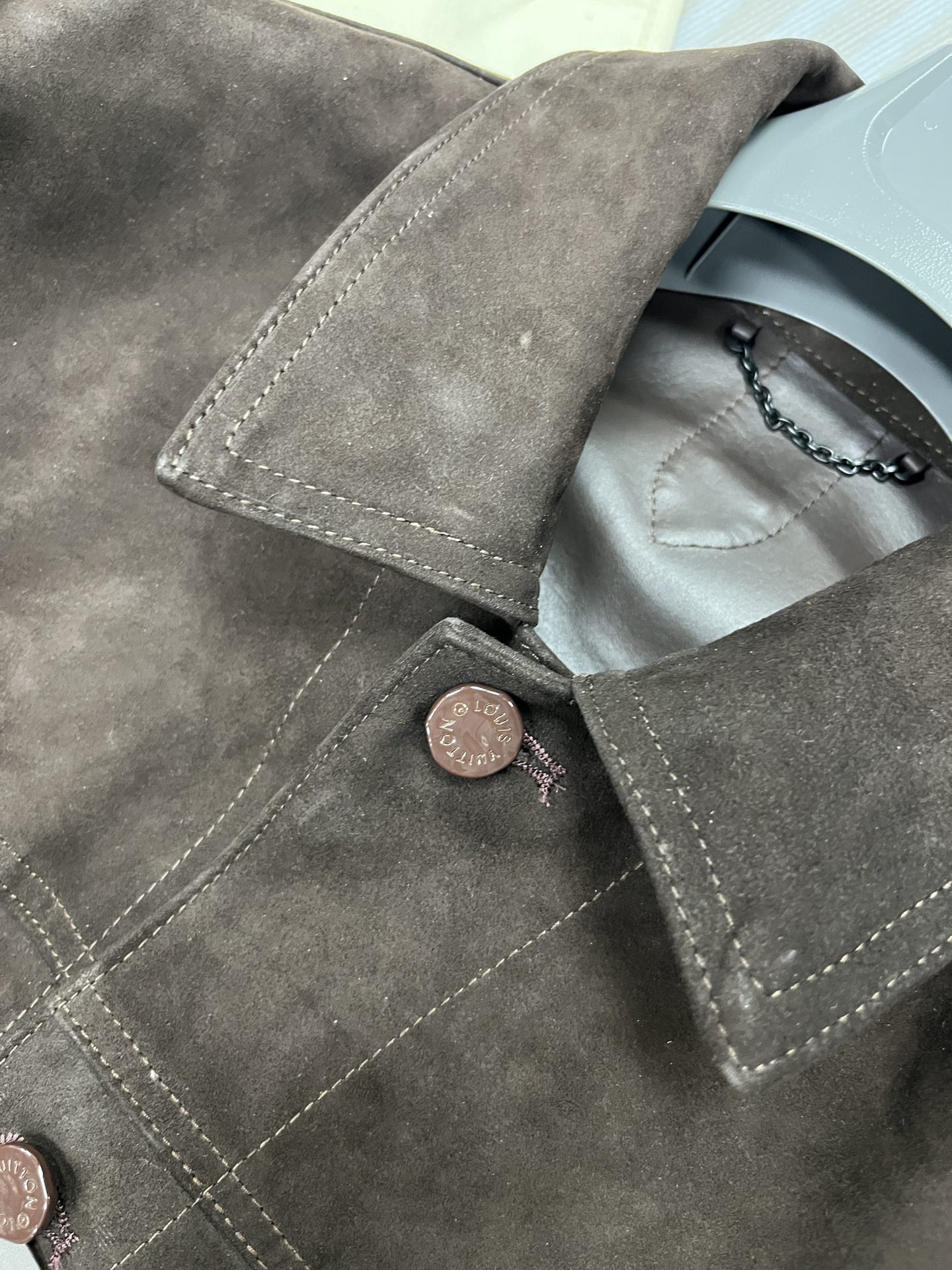高定系列 LOUIS VUITTON Suede Denim Jacket LV 纯色尖领纽扣压花带盖口袋长袖夹克外 套 男款 棕色 1AF589 AG2035