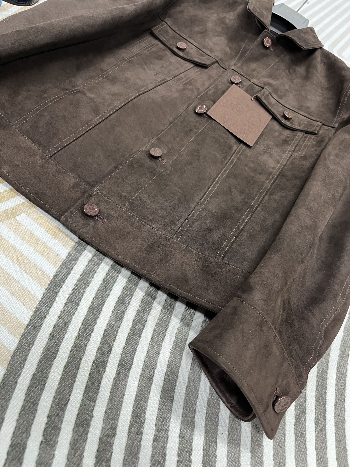 高定系列 LOUIS VUITTON Suede Denim Jacket LV 纯色尖领纽扣压花带盖口袋长袖夹克外 套 男款 棕色 1AF589 AG2035